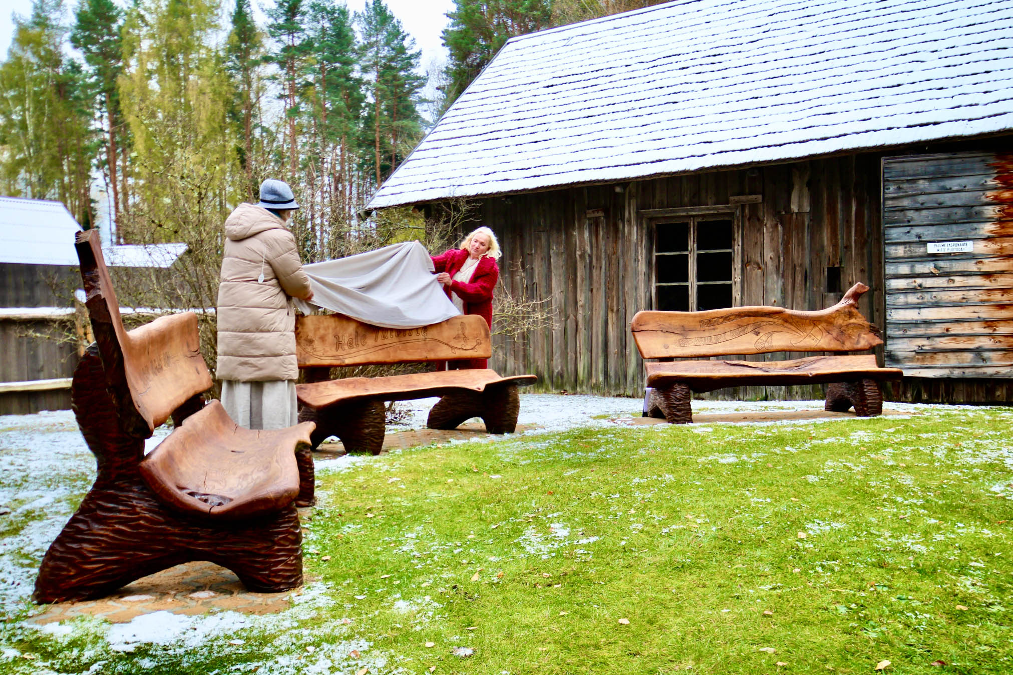 Muuseumis oma elutöö teinud Hele Tulviste pingi avasid Airi Rüütli (paremal) ja Mare Tamtik. Vasakule jääb Alfred Lepa ja paremale Pauline Kengi mälestuspink. Fotod ja video: KALEV ANNOM