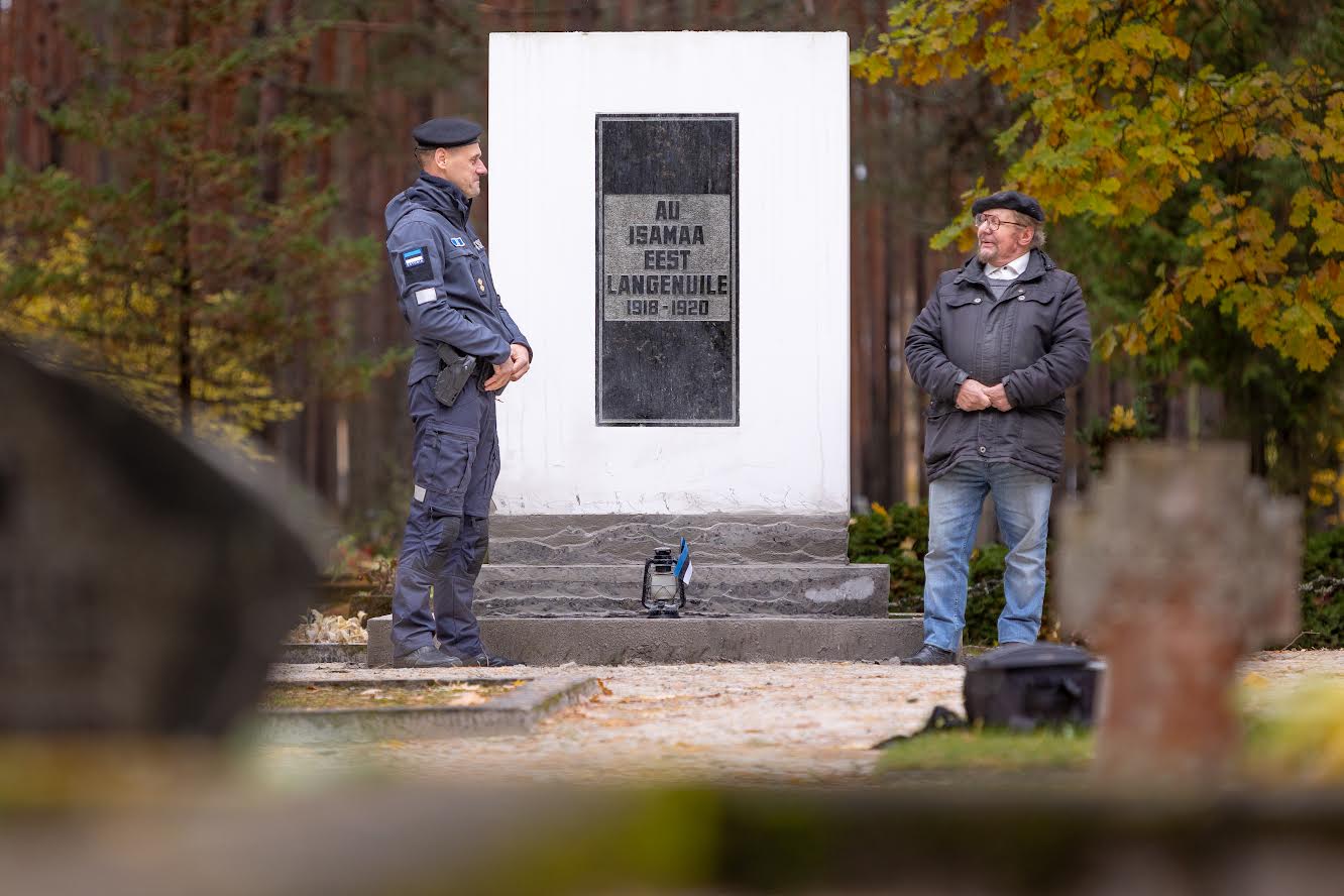 Samba renoveerimistööde idee eestvedaja Elar Sarik (vasakult) koos tööde tegija ASi Kurmik juhataja Andri Needoga renoveeritava samba juures möödunud nädala lõpus. Fotod: AIGAR NAGEL