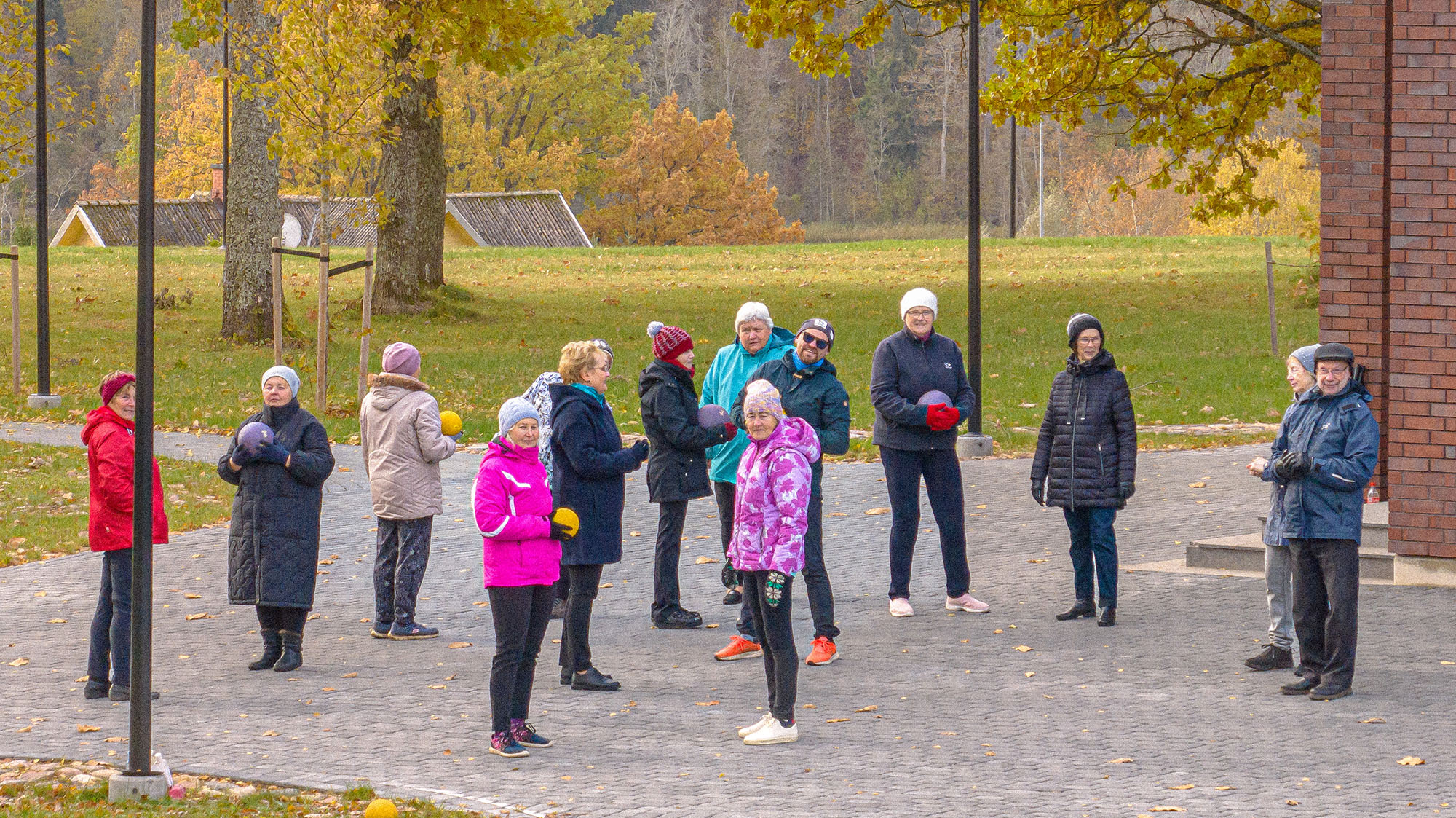 Esimesele võimlemishommikule kogunes veidi üle kümne osaleja, kes nautisid Anti Saarepuu juhendamist, üksteise seltskonda ja sügiseselt karget, kuid kaunist ilma. Kehv ilm ei saanud nii või teisiti ühelgi osalejal vabanduseks olla, sest võimlemishommikut lubati pidada iga ilmaga. Foto: AIGAR NAGEL