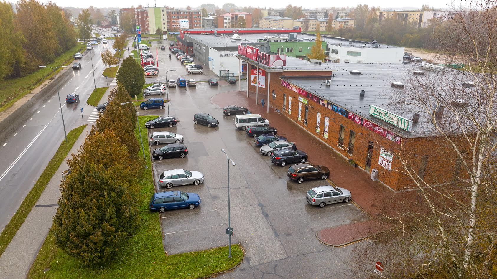 Võrus Maksimarketi kõrval asuv Rimi supermarket sulgeb pärast jõulude ja aastavahetuse ostumöllu kuuks ajaks põhjalikuks remondiks uksed. FOTO: Aigar Nagel