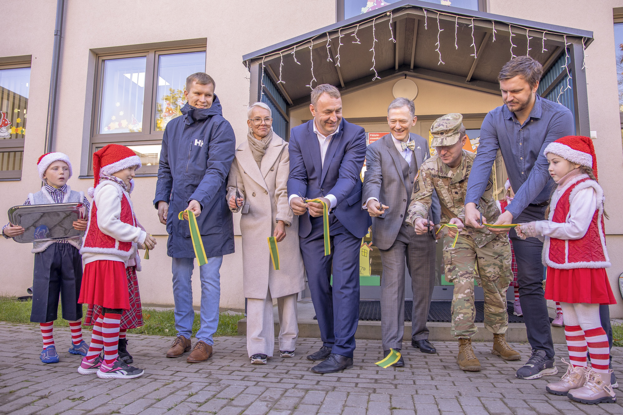 Enne ringkäiku siseruumides lõikasid lindi läbi päkapikulapsed ning OÜ Mapri Ehitus esindaja (paremalt), Andrew Underwood, suursaadik George P. Kent, linnapea Kalvi Kõva, lasteaia direktor Merike Urm ja linnavolikogu esimees Anti Haugas. Fotod: AIGAR NAGEL Enne ringkäiku siseruumides lõikasid lindi läbi päkapikulapsed ning OÜ Mapri Ehitus esindaja (paremalt), Andrew Underwood, suursaadik George P. Kent, linnapea Kalvi Kõva, lasteaia direktor Merike Urm ja linnavolikogu esimees Anti Haugas. Fotod: AIGAR NAGEL