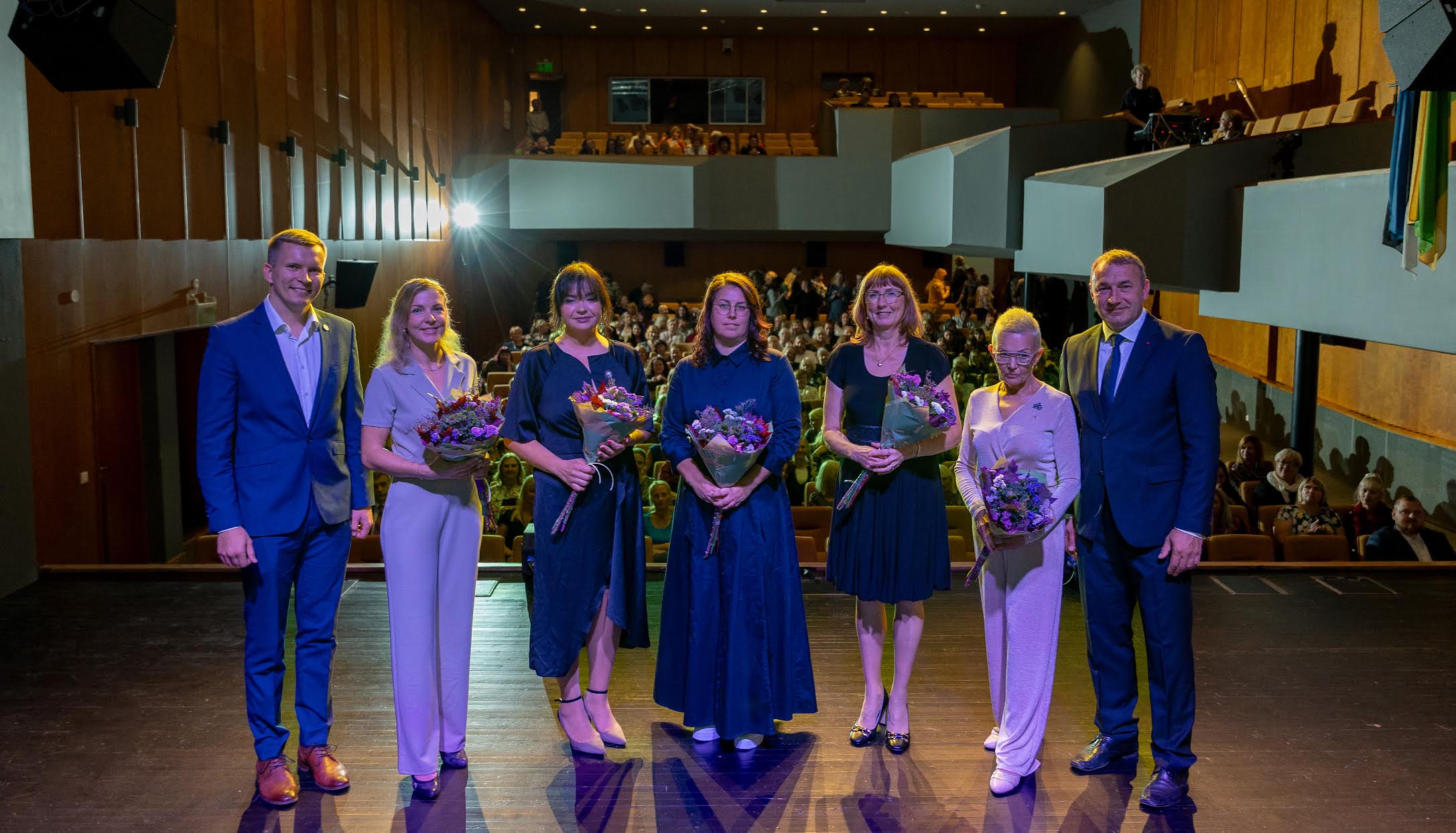 Neljapäevasel pidulikul vastuvõtul anti üle Võru linna aasta õpetaja tunnustused. Fotol vasakult linnavolikogu esimees Anti Haugas, õpetajad Marian Kikas, Mari-Mann Adamson, Maiu Tafenau, Mare Veiderpass ja Eve Unt ning linnapea Kalvi Kõva. FOTO: Aigar Nagel