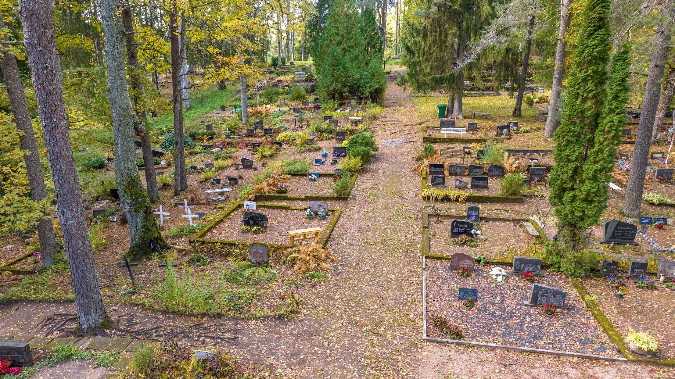 Mõõtmetelt suurim Võrumaal asuv hauaplats, mida Eesti suurim hauahooldusettevõte on ehitanud, asub Jaanipeebu kalmistul, teine sarnane Rogosi kalmistul (fotol). Suurim töö töötundide poolest jääb aga hoopiski Obinitsa kalmistule. Foto: AIGAR NAGEL