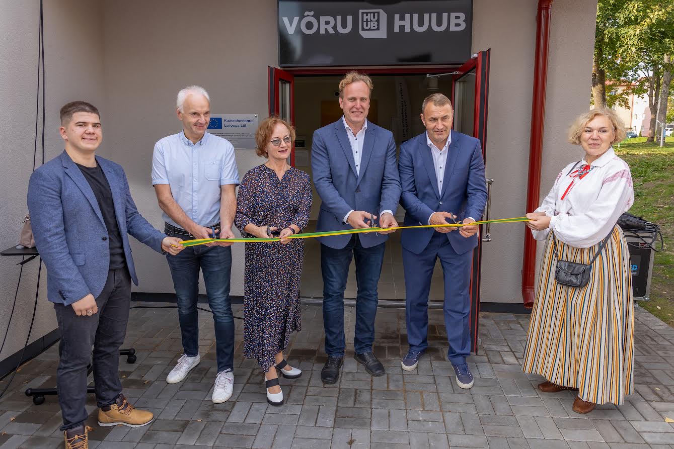 Reede pärastlõunal enne õhtust avamismöllu peeti kitsamas seltskonnas pidulik koosviibimine, mille käigus toimus ka traditsiooniline lindilõikamine. Fotol Emil Aništšenko (vasakult), Peeter Suislepp, Unda Ozolina, Anti Allas, Kalvi Kõva ja Vilve Oja. Foto: AIGAR NAGEL