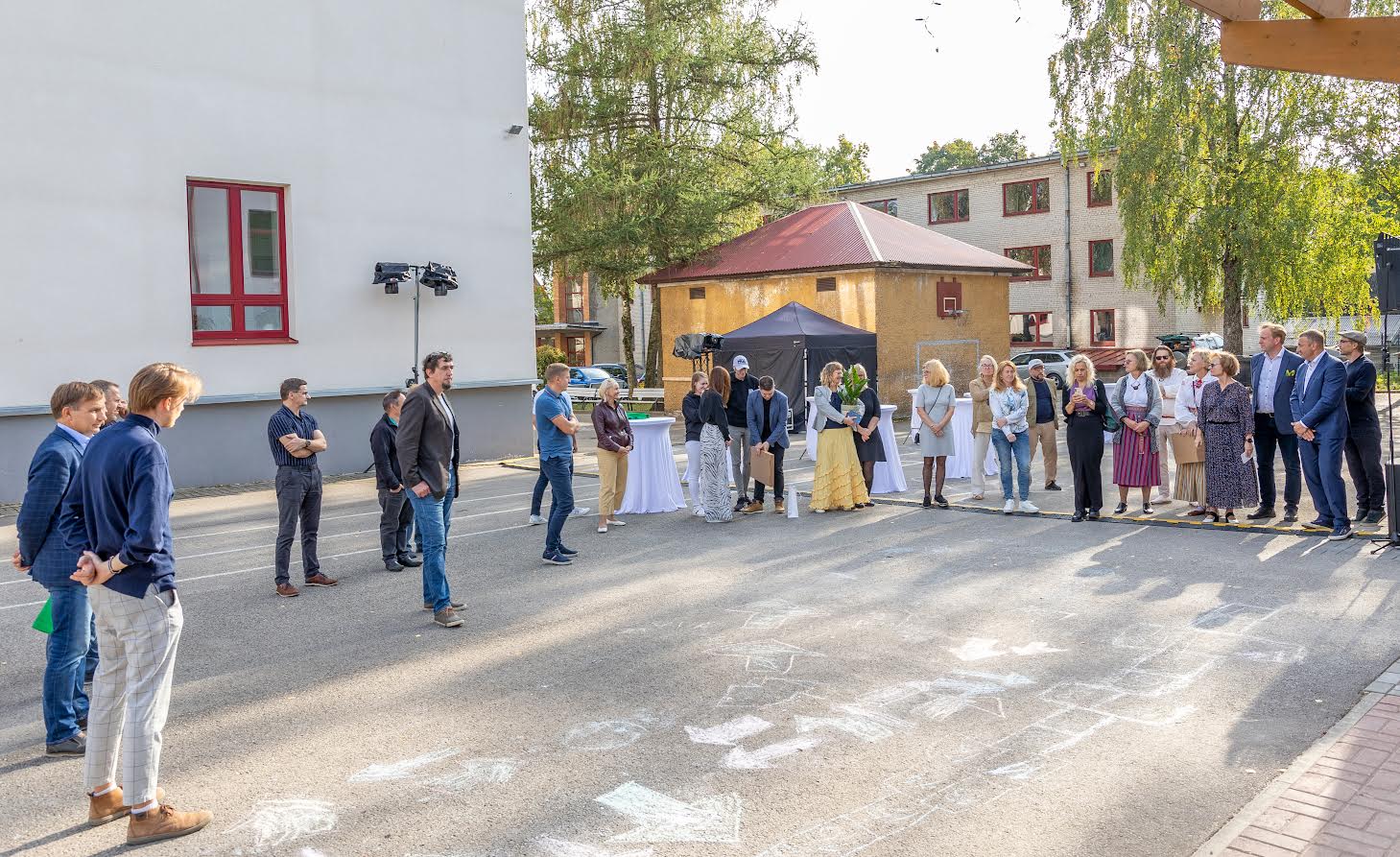 Hetk reede päeval toimunud pidulikust Ideekoja avamisest, mis peeti Kesklinna kooli hoovis uuenenud hoone ees. FOTOD: Aigar Nagel