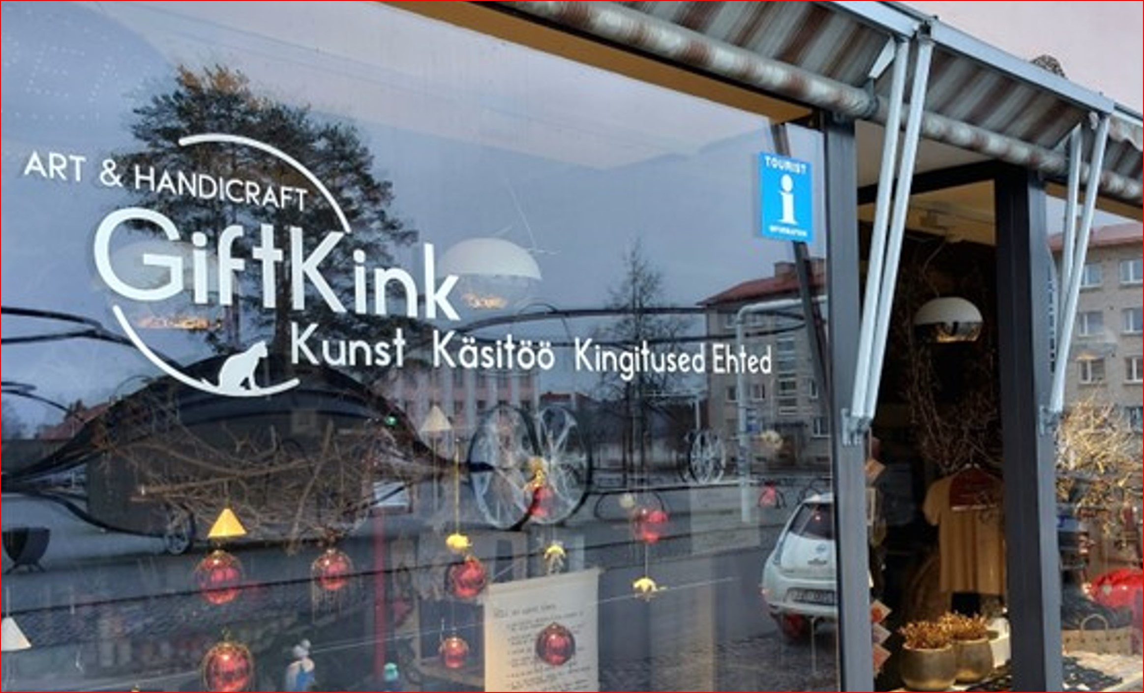 Võru Keskväljaku ääres asuv suveniiripood GiftKink on üks seitsmest Võru maakonna ettevõttest, kes sellest aastast turismiinfot jagab. Foto: Lota Vana