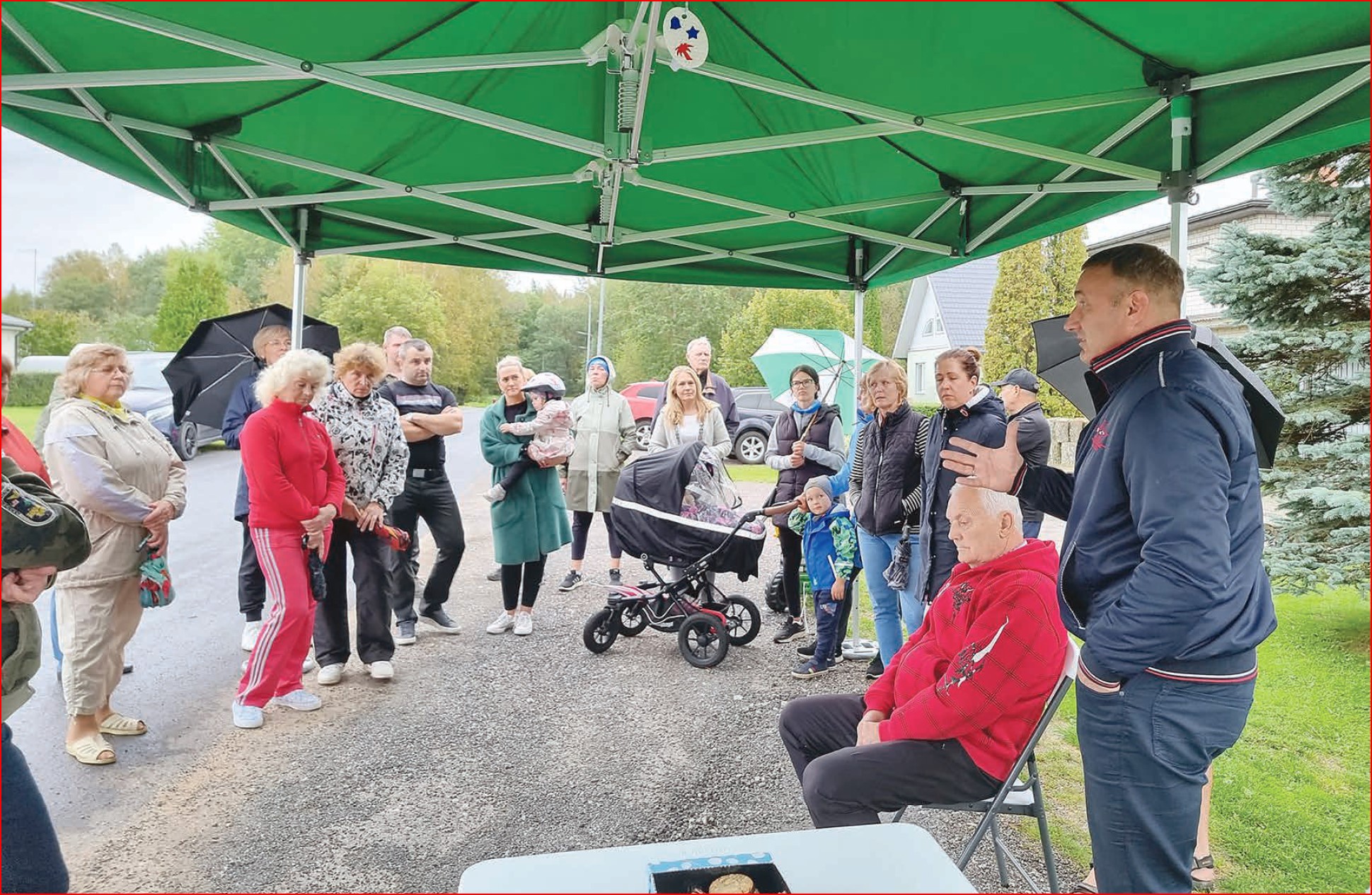Võru linnapea Kalvi Kõva sõnutsi on Liitva elanike soovitud kergliiklustee lähiplaanis, löökaugud said juba parandatud. Foto: VÕRU LINNAVALITSUS