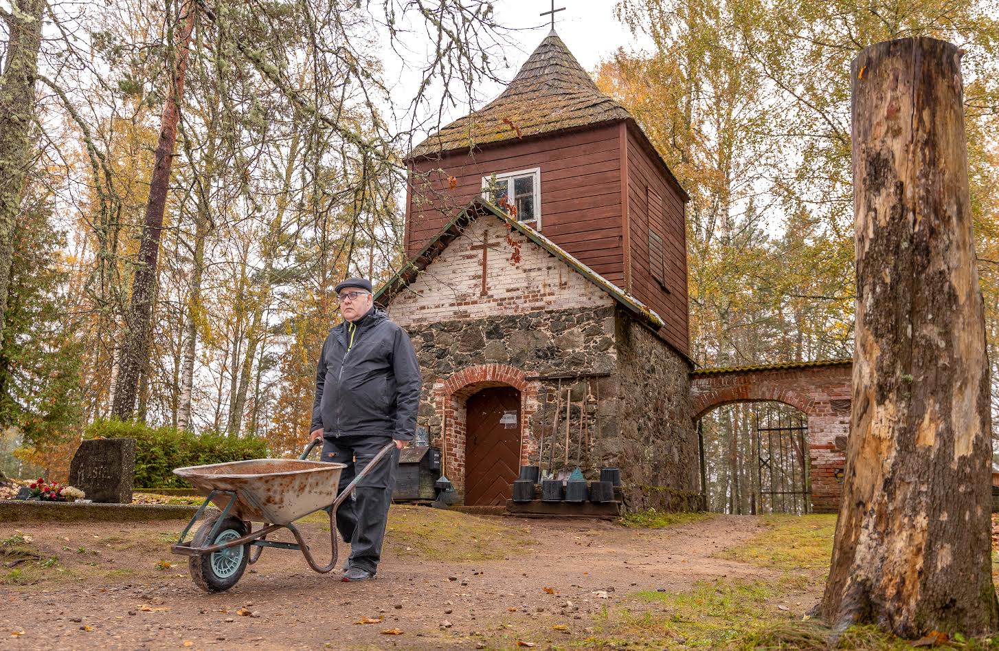 Osula kalmistu kalmistuvaht Aigar Alaniit on ametis olnud kümme aastat. Tema sõnul on Osula kalmistul veidi alla tuhande hauaplatsi. Foto: AIGAR NAGEL 