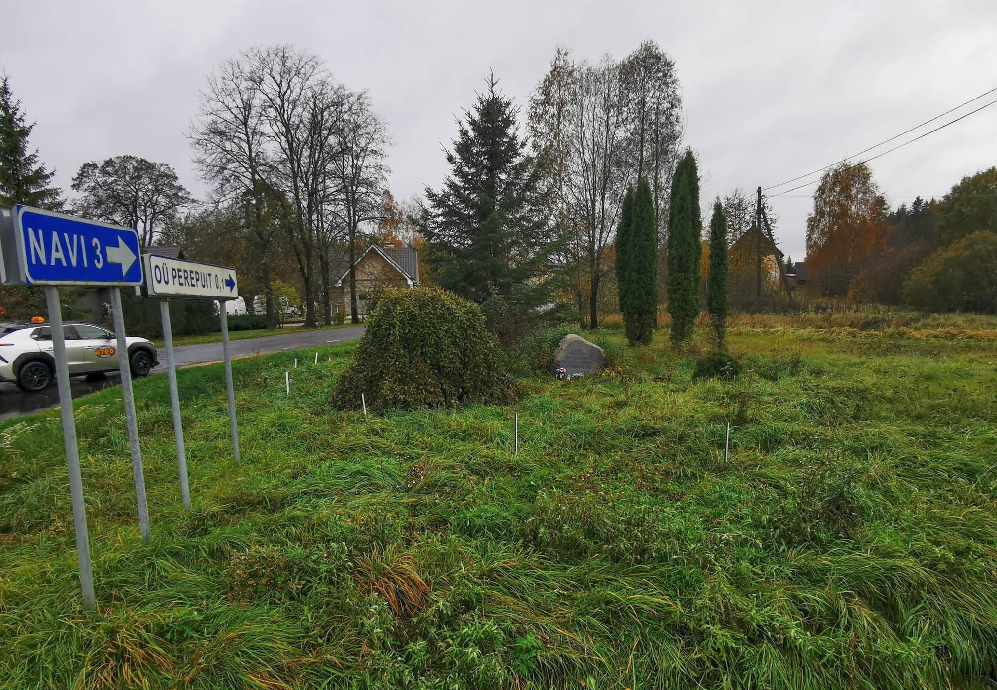 Ümberasujate mälestuskivi juurde ei vii üle kraavide ühtki purret ja tekst kivil vajab hädasti uuendamist. Fotod: KALEV VILGATS