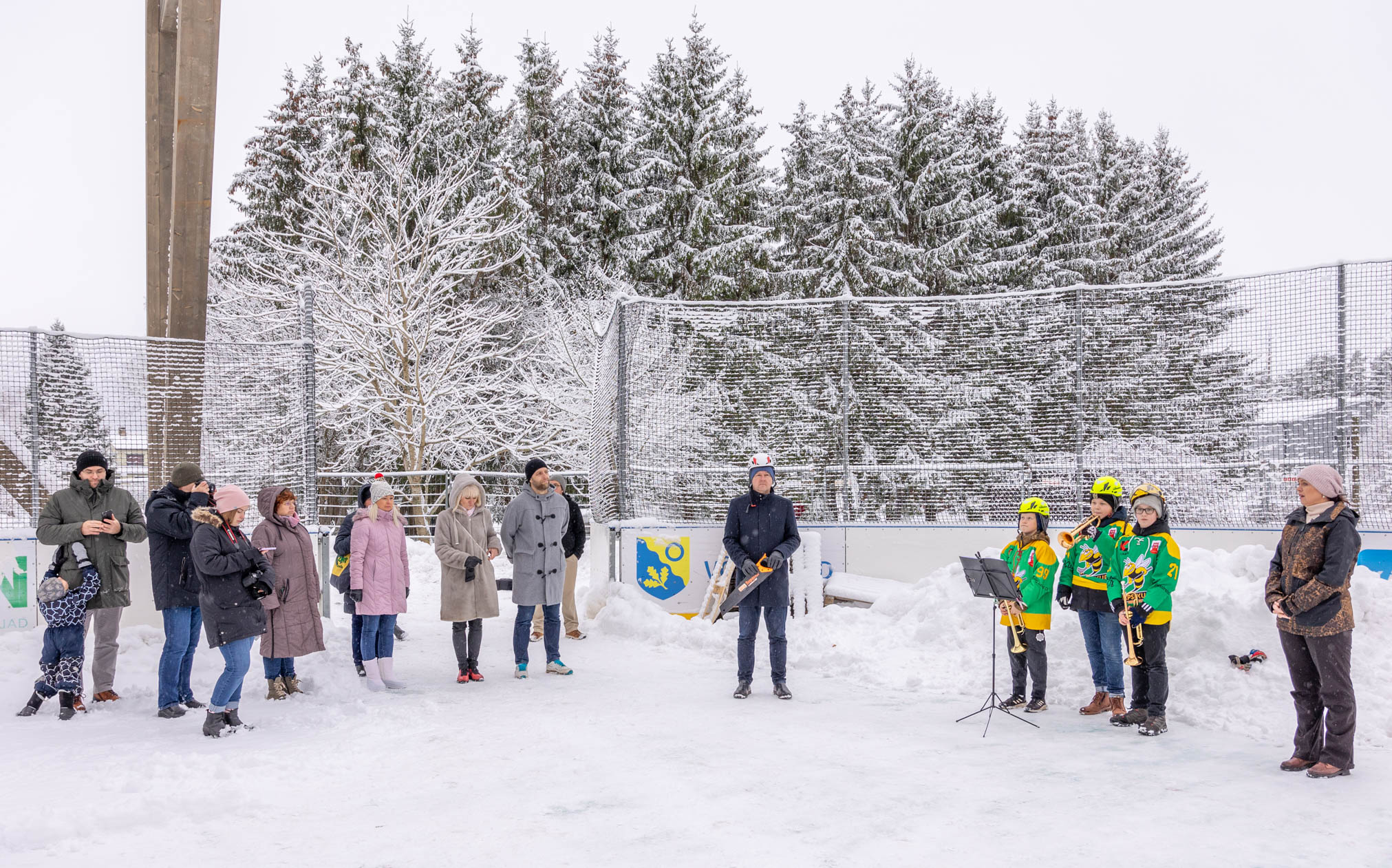 Reede hommikul koguneti Vastseliina uisuväljaku juurde, et pidada sarikapidu. Vähem kui kuu aja pärast toimub objekti ametlik avamisüritus. Fotod: AIGAR NAGEL