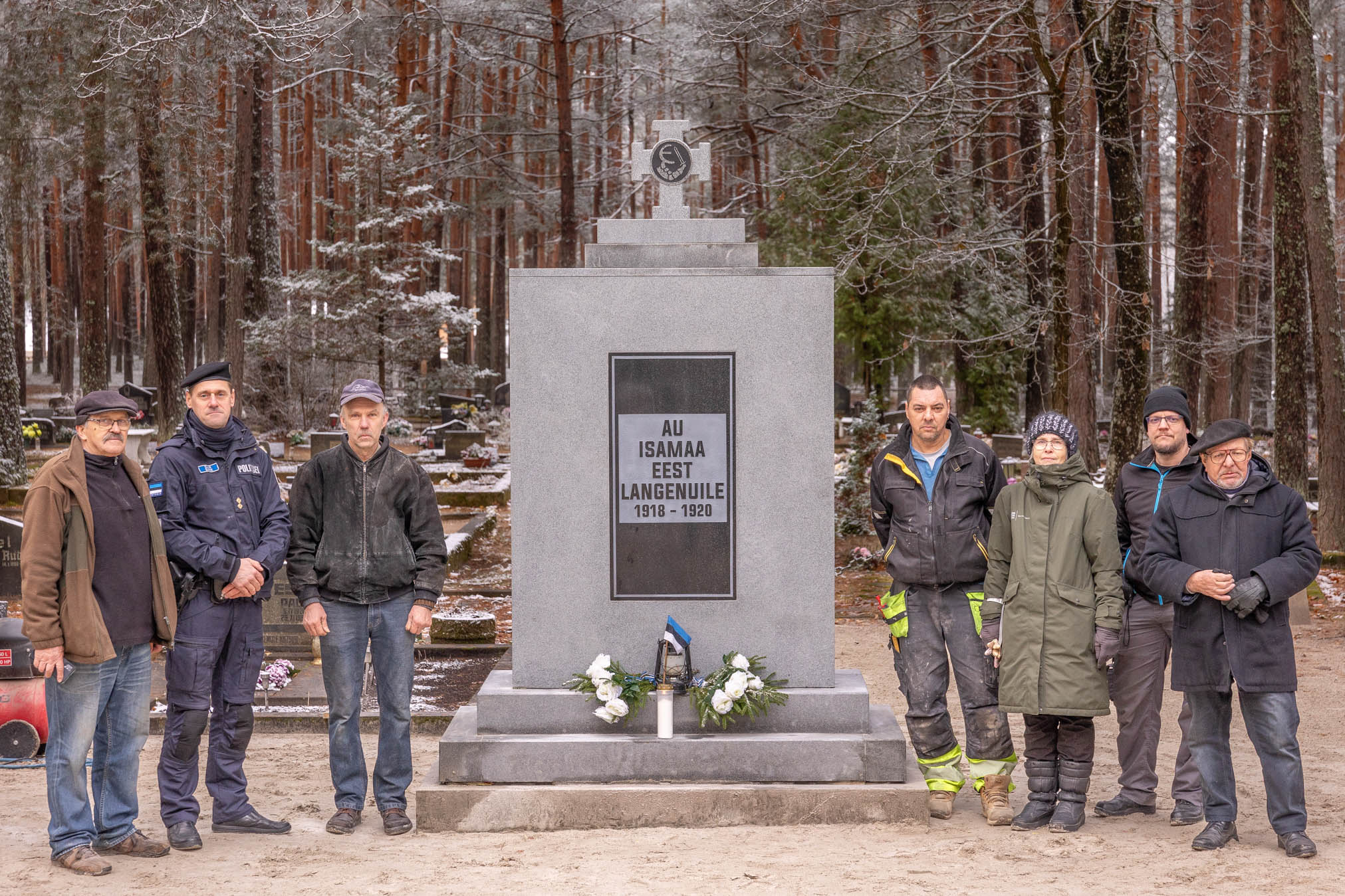 ASi Kurmik projektijuht Tõnu Soome (vasakult), renoveerimisidee eestvedaja Elar Sarik, kivimeister Madis Mark, OÜ MR Kivimeister esindaja, graniidist risti valmistaja Margus Ruuder, muinsuskaitseameti Võrumaa nõunik Tiina Pettai, ASi Kurmik muinsuskaitsespetsialist Aigar Needo ning juhataja Andri Needo. FOTO: Aigar Nagel