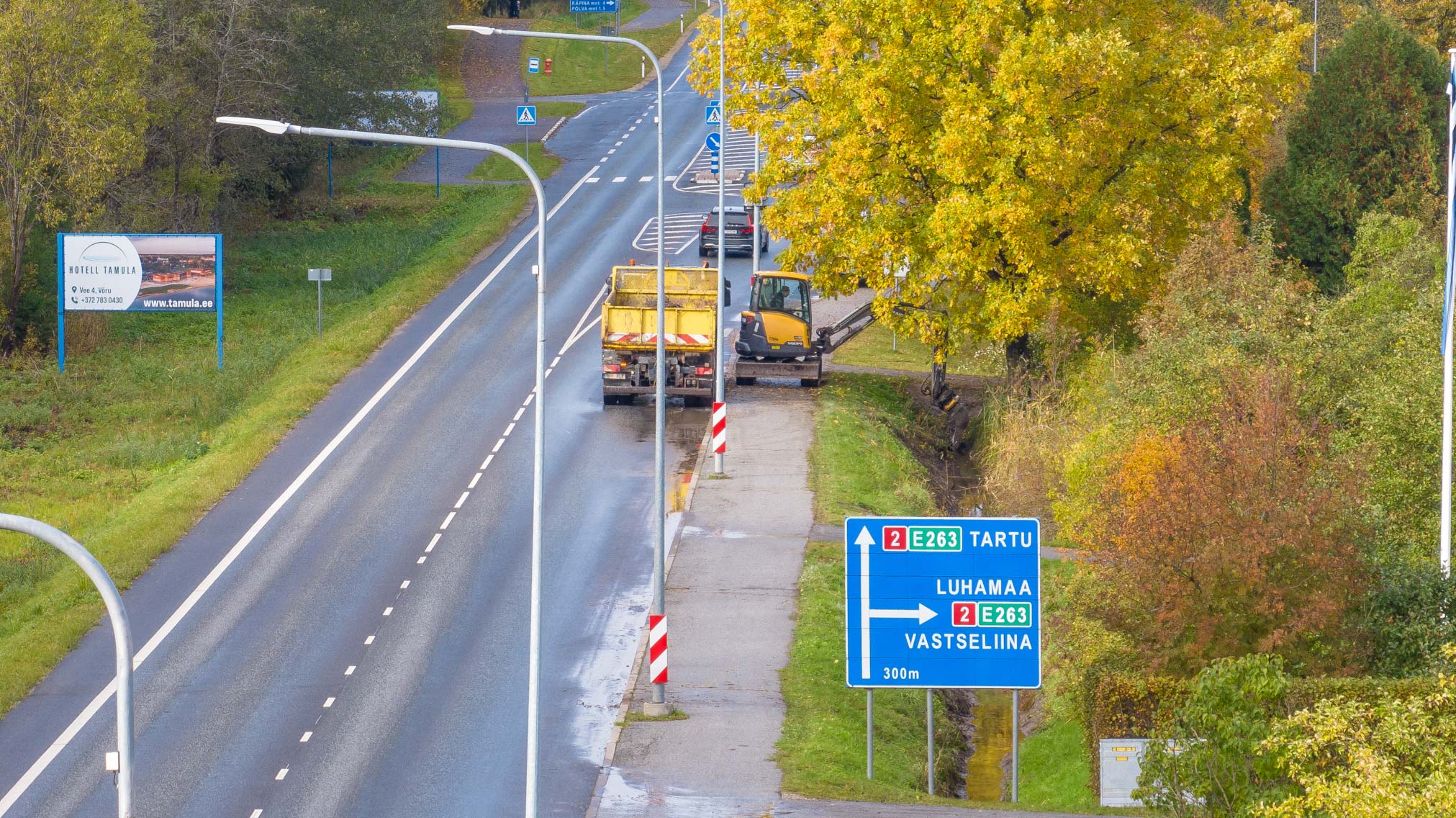 Suuremaid teehooldustöid oli Tallinna maantee sademevee kraavide puhastamine ja truupide läbipesemine. Foto: AIGAR NAGEL