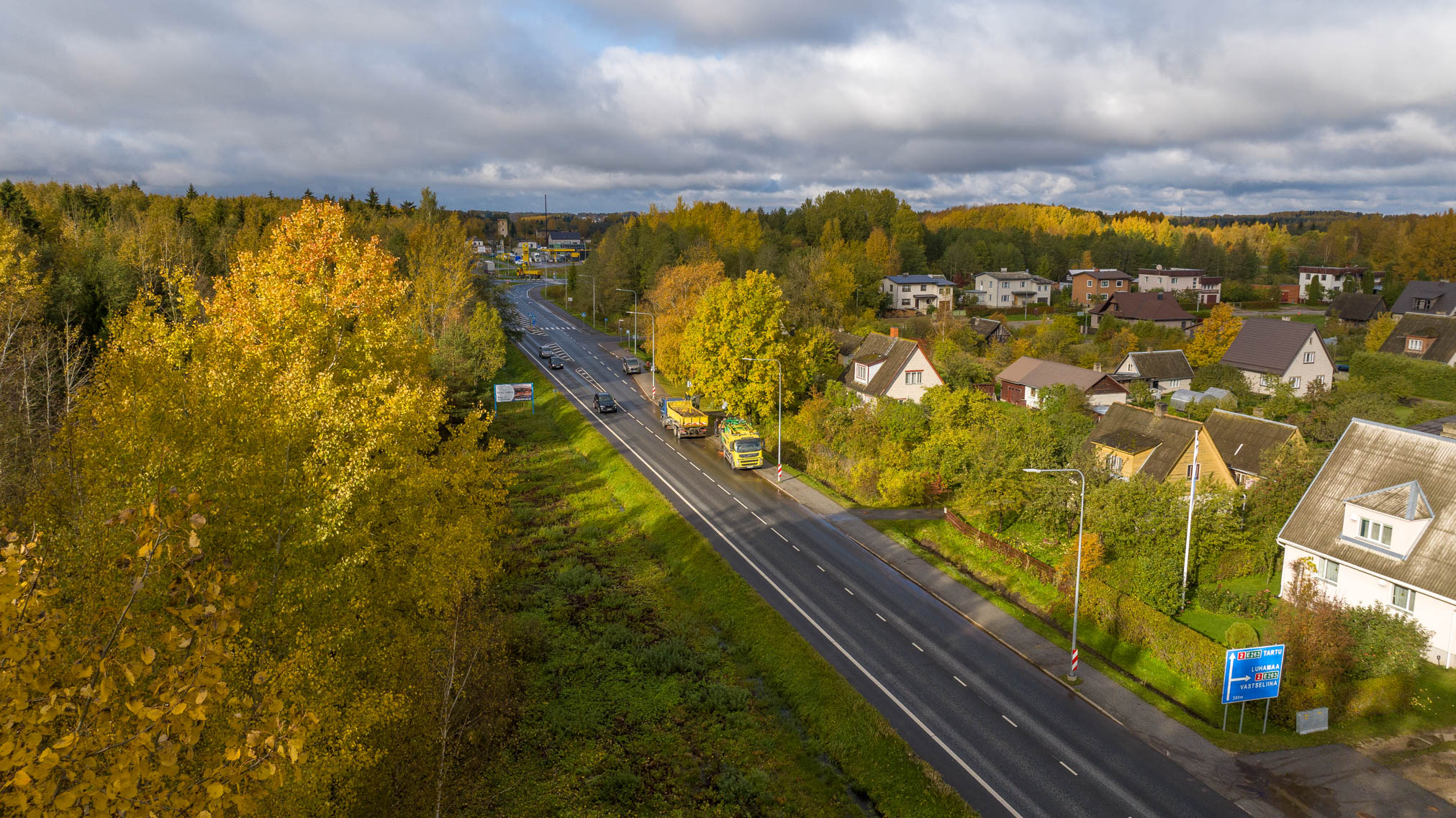 Suuremaid teehooldustöid oli Tallinna maantee sademevee kraavide puhastamine ja truupide läbipesemine. Foto: AIGAR NAGEL