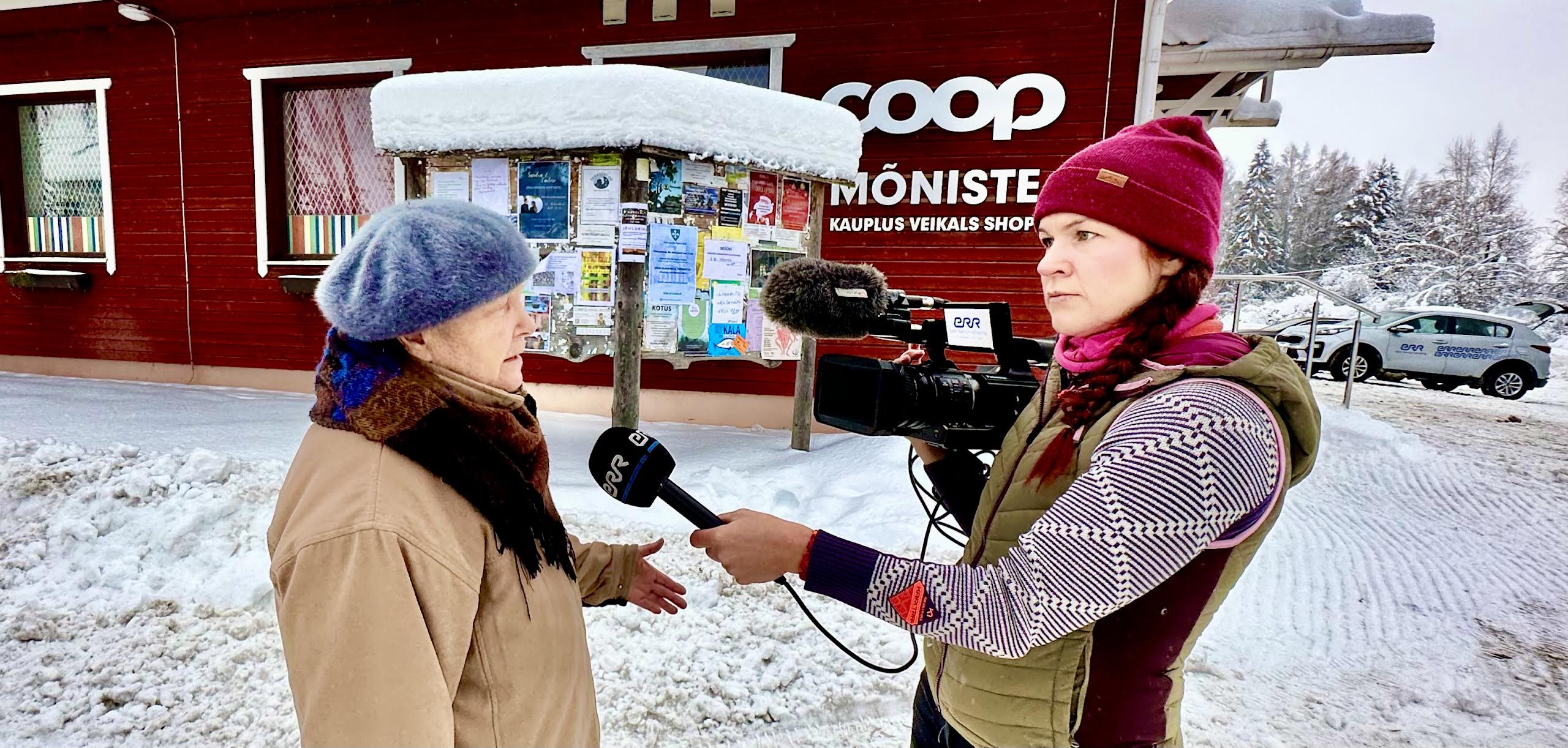 Lehte Piir eile keskpäeval kurtmas Mirjam Mõttusele, et kodus on 94aastane voodihaige inimene ja pole kellegi poolde pöörduda. Hea, et talu juurde viiv tee aeti lahti teisipäeva õhtul kella kümne paiku. FOTOD: Kalev Annom