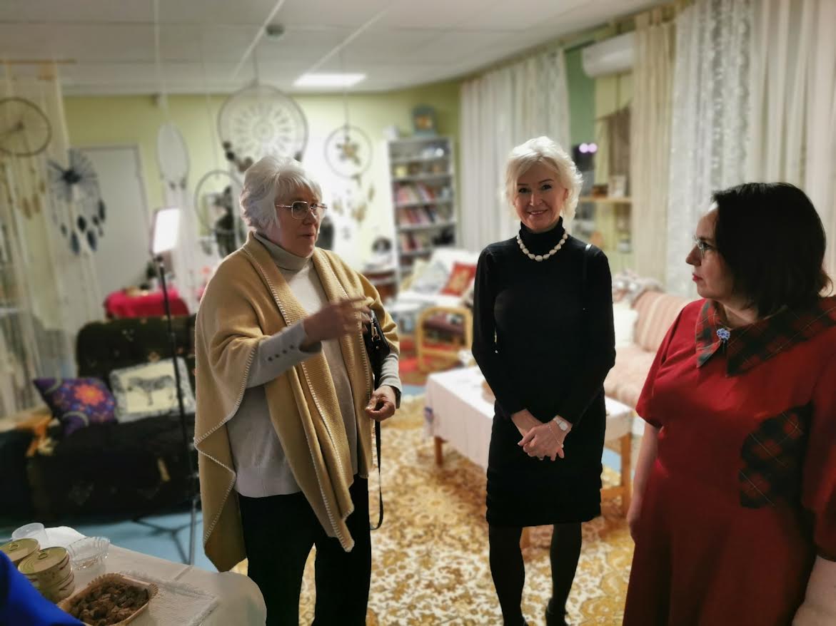Eesti endised välisministrid Marina Kaljurand (2015–2016), Kristiina Ojuland (2002–2005) ja EENA Võru klubi sünnipäeva võõrustaja, MTÜ Saagu Parem eestvedaja Piret Haljend. FOTO: Kalev Vilgats