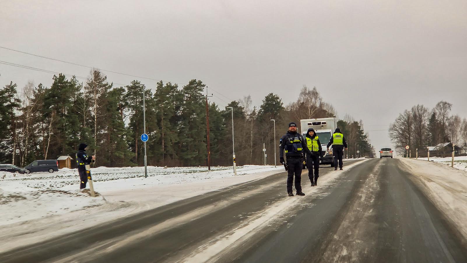 Esmaspäevase kogu Võrumaad hõlmanud joobekontrolli käigus kontrolliti 1700 sõidukijuhi kainust. Üheks kontrolli toimumispaigaks oli Võru-Verijärve maantee. Foto: AIGAR NAGEL