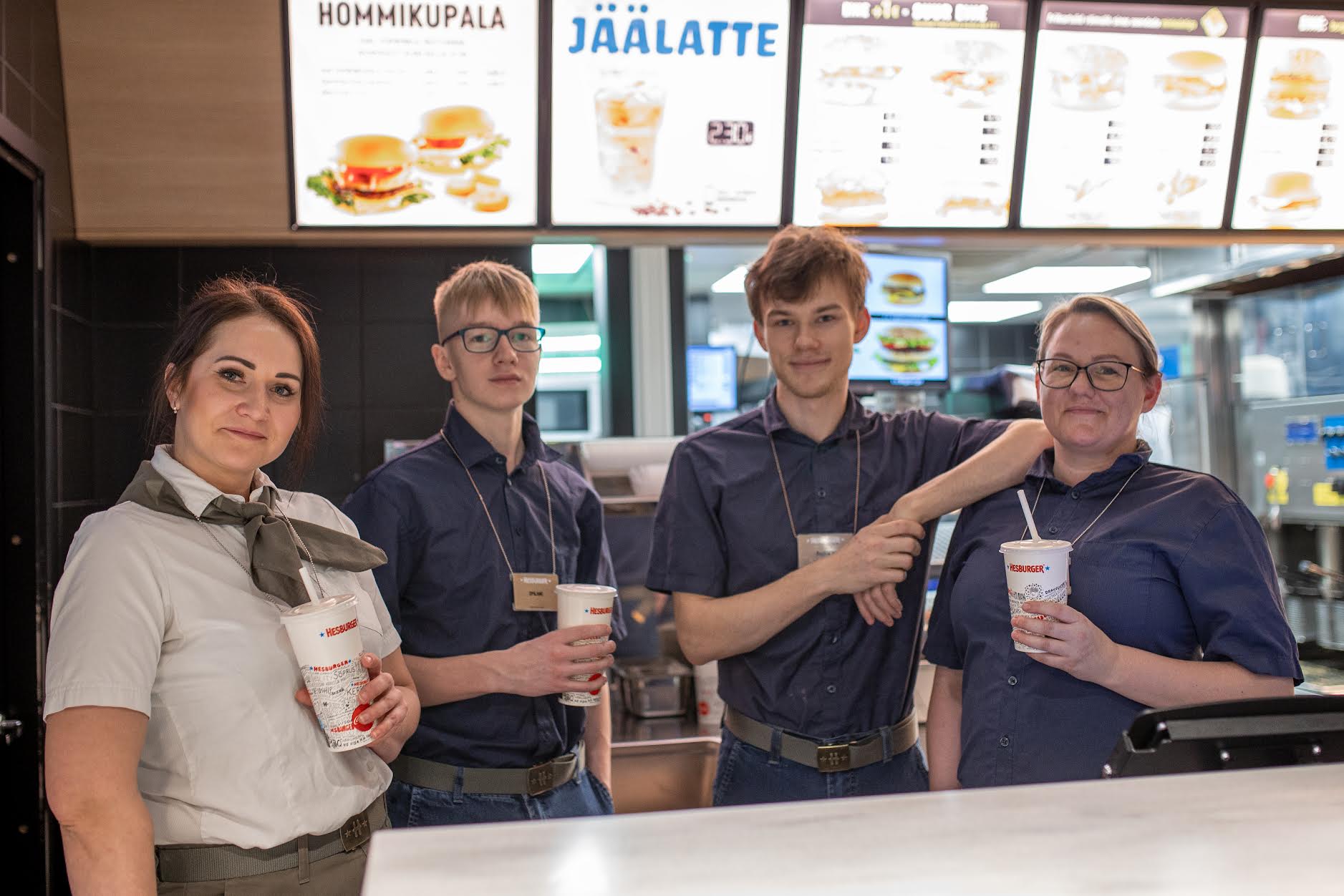 Võru Hesburgeris valmistab kiireid eineid kokku 11 töötajat. Pildile sai püütud (vasakult): Reelika Saarniit,  Nikita Mirontsuk, Ragnar Meier, Janne Pille.   Foto: AIGAR NAGEL