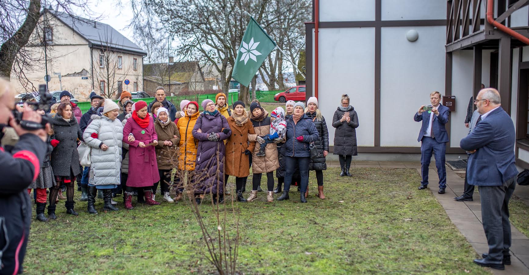 Võro instituudi juures tervitati president Alar Karist uhiuue regilauluga. Riigipeale anti sõnad koju kaasa ja ta lubas neid seal lähemalt uurida. Foto: AIGAR NAGEL