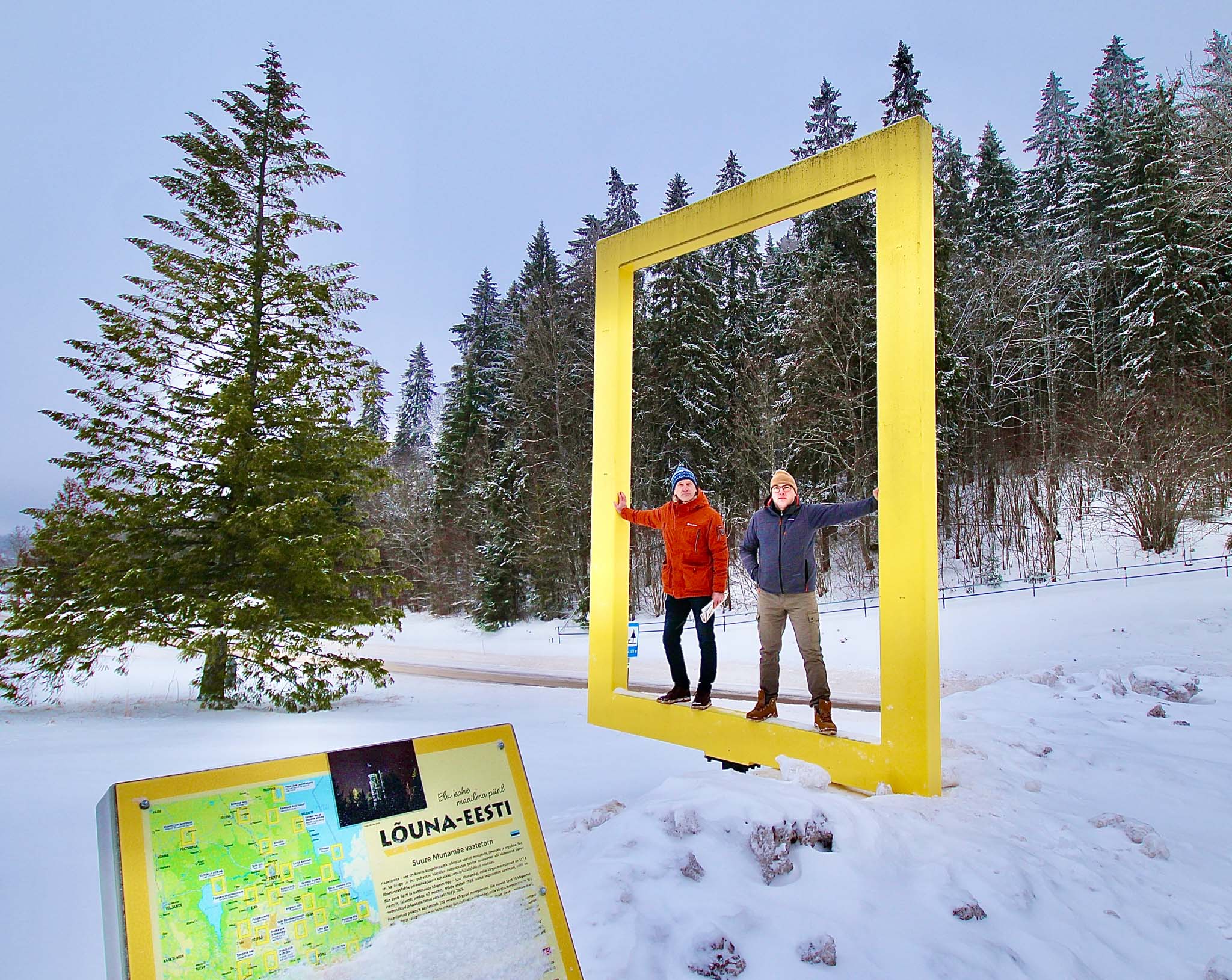 Võrumaa Metsaühistu tegevjuht Erki Sok (vasakul) ja SA Rõuge Valla Turism esindaja Aigar Kalk eile hommikul päikesetõusu  ajal Suure Munamäe jalamil. Foto: KALEV ANNOM