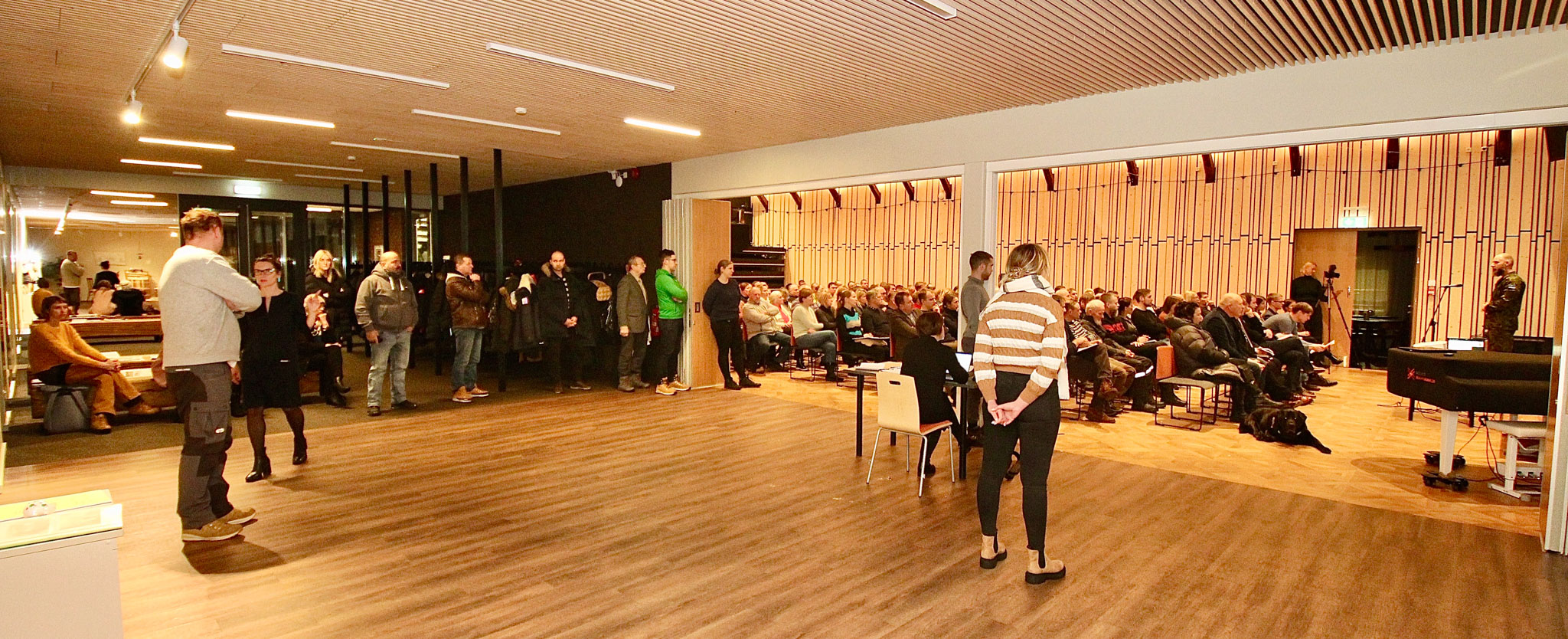 Üleeile oli Rõuge vastses rahvamajas pealinlasi kuulamas ja pettumas inimesi isegi fuajees. Saali ees (paremas ääres) esineb Tapal asuva 1. jalaväebrigaadi ülem kolonel Andrus Merilo. Pildil on esireas klaveri lähistel näha istumas daami koeraga. FOTOD: Kalev Annom Üleeile oli Rõuge vastses rahvamajas pealinlasi kuulamas ja pettumas inimesi isegi fuajees. Saali ees (paremas ääres) esineb Tapal asuva 1. jalaväebrigaadi ülem kolonel Andrus Merilo. Pildil on esireas klaveri lähistel näha istumas daami koeraga. FOTOD: Kalev Annom