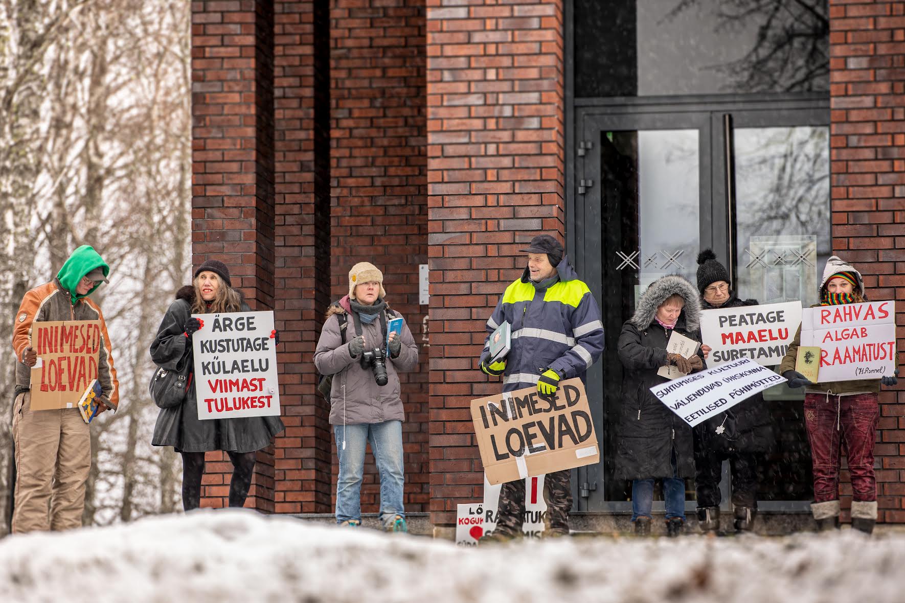 Teisipäeval kella 13.30–14  kogunesid meeleavaldajad  Rõuge rahvamaja ette, et võidelda kohalike raamatukogude sulgemise vastu FOTOD: Aigar Nagel