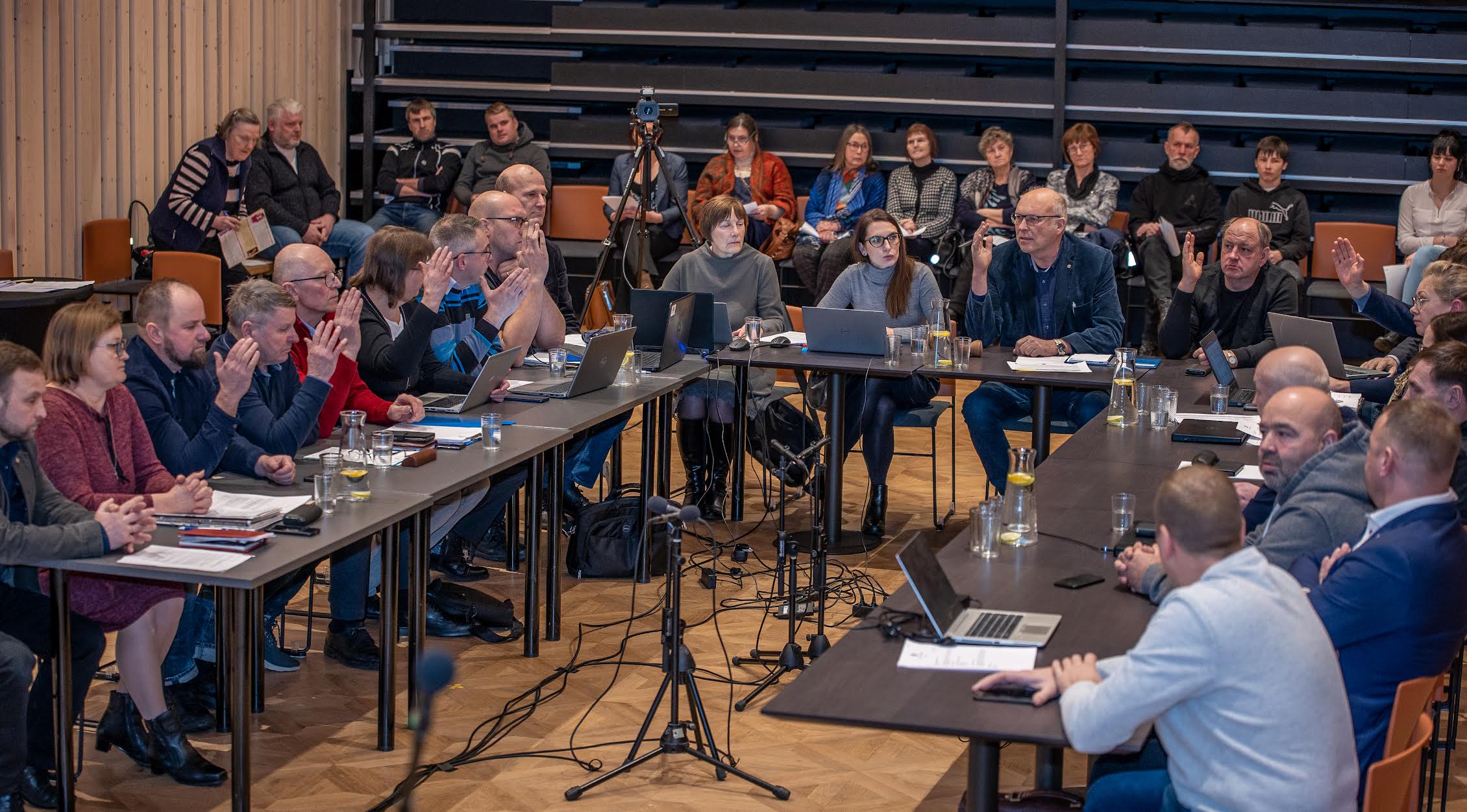 Pärast meeleavaldust toimus rahvamajas Rõuge vallavolikogu istung, kus arutati nii raamatukogude kui ka rahvamajade ümberkorraldamist. Fotod: AIGAR NAGEL