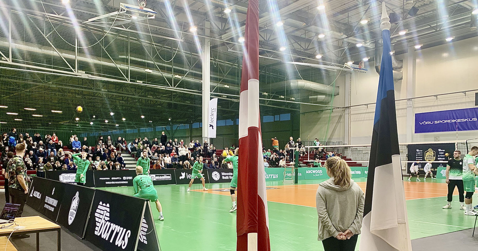 Nädalavahetusel oli spordikeskuses rahvusvaheline võrkpallipäev, mis tõi täistribüünid. Matšpalli ajal tõusti püsti. Eesti lipu kõrval oli Läti lipp.