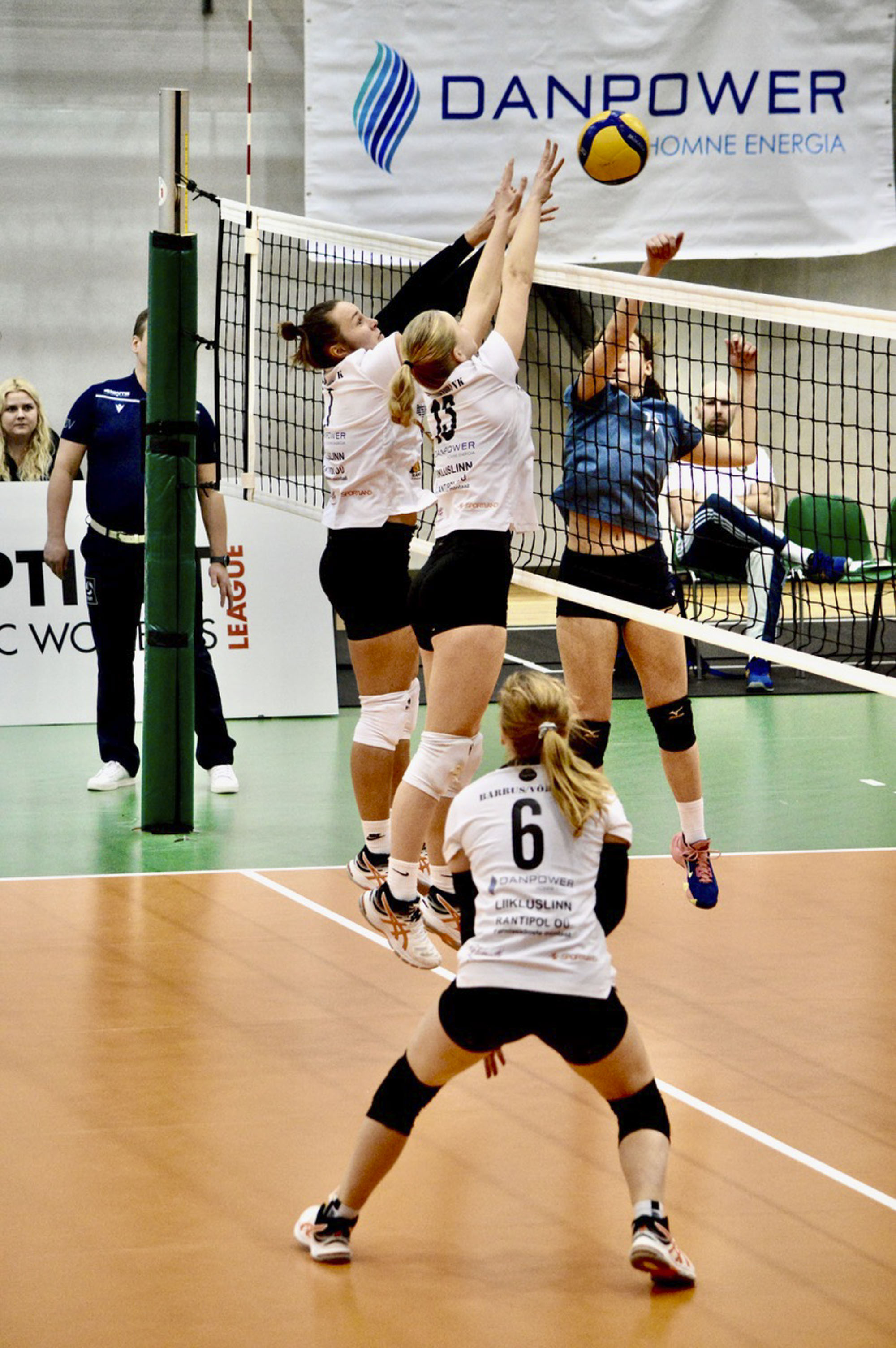 Barrus Võru VK naiskond vs Sufa klubs Daugavpils. Liis Kranich (7, vasakult), Salme Adeele Hollas (13), Roosmarii Räim (6). Fotod: KALEV ANNOM, BARRUS VÕRU VK