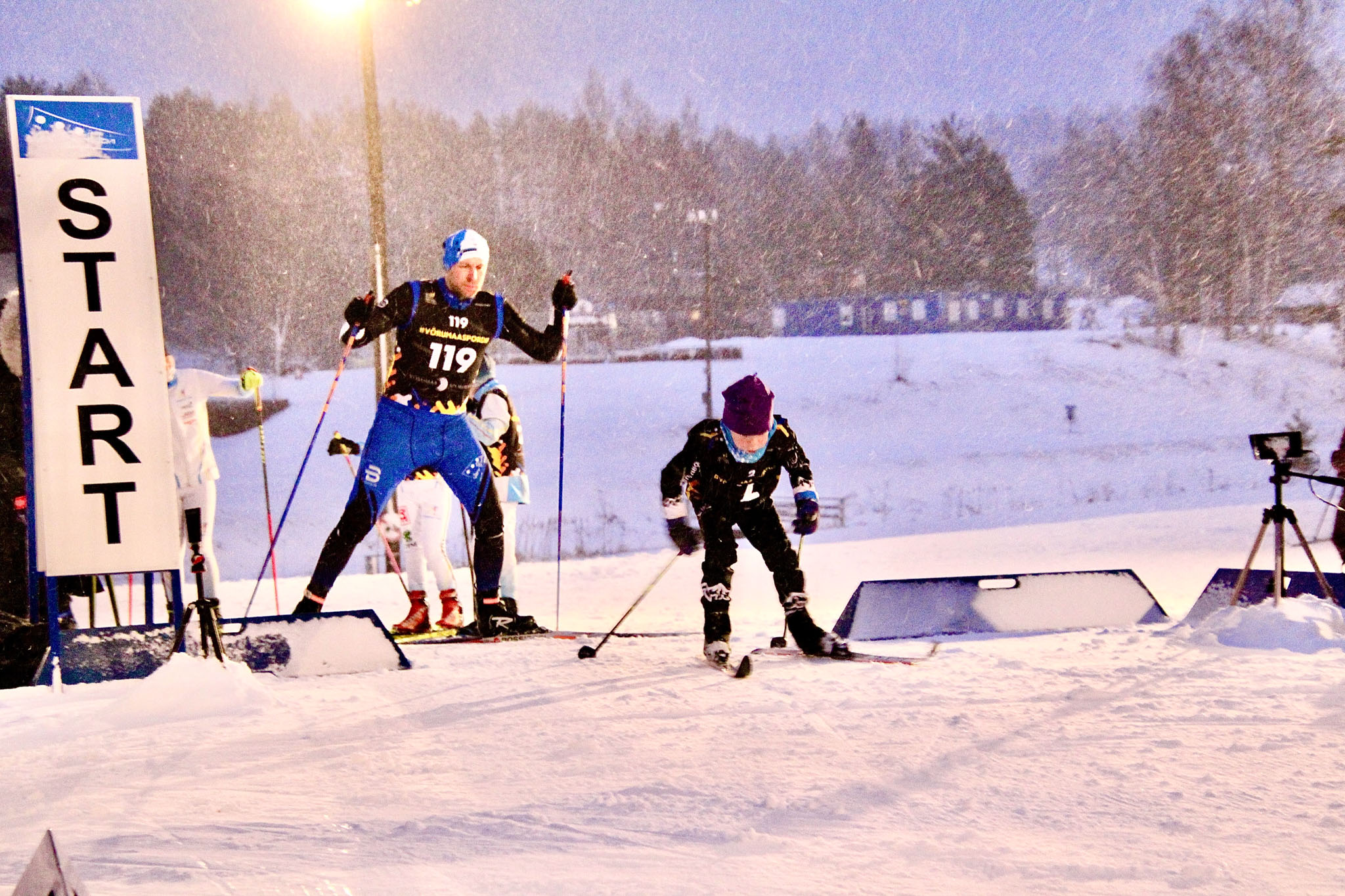 Stardihetk. Ilm osalejaid ei hellitanud. Esimeste seas startisid seitsmeaastane Ruudi Parv (2) Võru suusaklubist ja 40aastane Uku Vislapuu (119) Võru Biathlonist. FOTOD: Kalev Annom