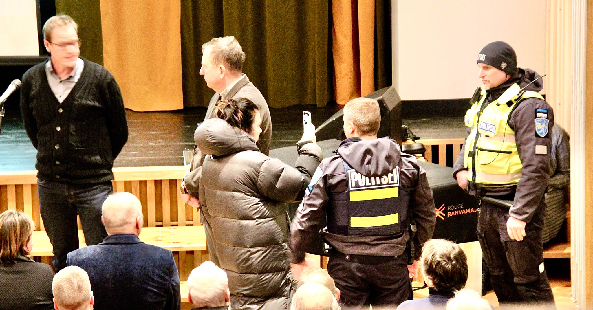 Asjaliku (!?) koosolekuõhustiku hoidmiseks kutsuti daamile koerakesega politsei. FOTOD: Kalev Annom Asjaliku (!?) koosolekuõhustiku hoidmiseks kutsuti daamile koerakesega politsei. FOTOD: Kalev Annom