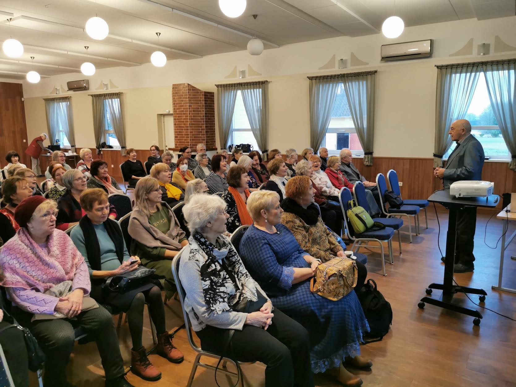 Väärikate ülikooli loengud tõmbavad ligi kuulajaid. Kahjuks on Võrumaal huviliste hulgas väga vähe mehi. Foto: KALEV VILGATS