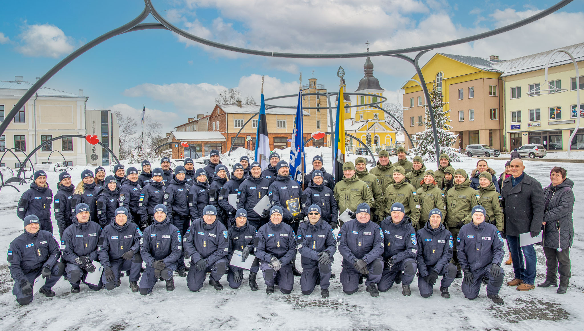 Esmaspäeva pärastlõunal koguneti Võru linna keskväljakule politsei- ja piirivalveameti vabariigi aastapäeva auks korraldatud pidulikule rivistusele,  kus anti politseiametnikele üle erinevad tunnustused. Foto: AIGAR NAGEL
