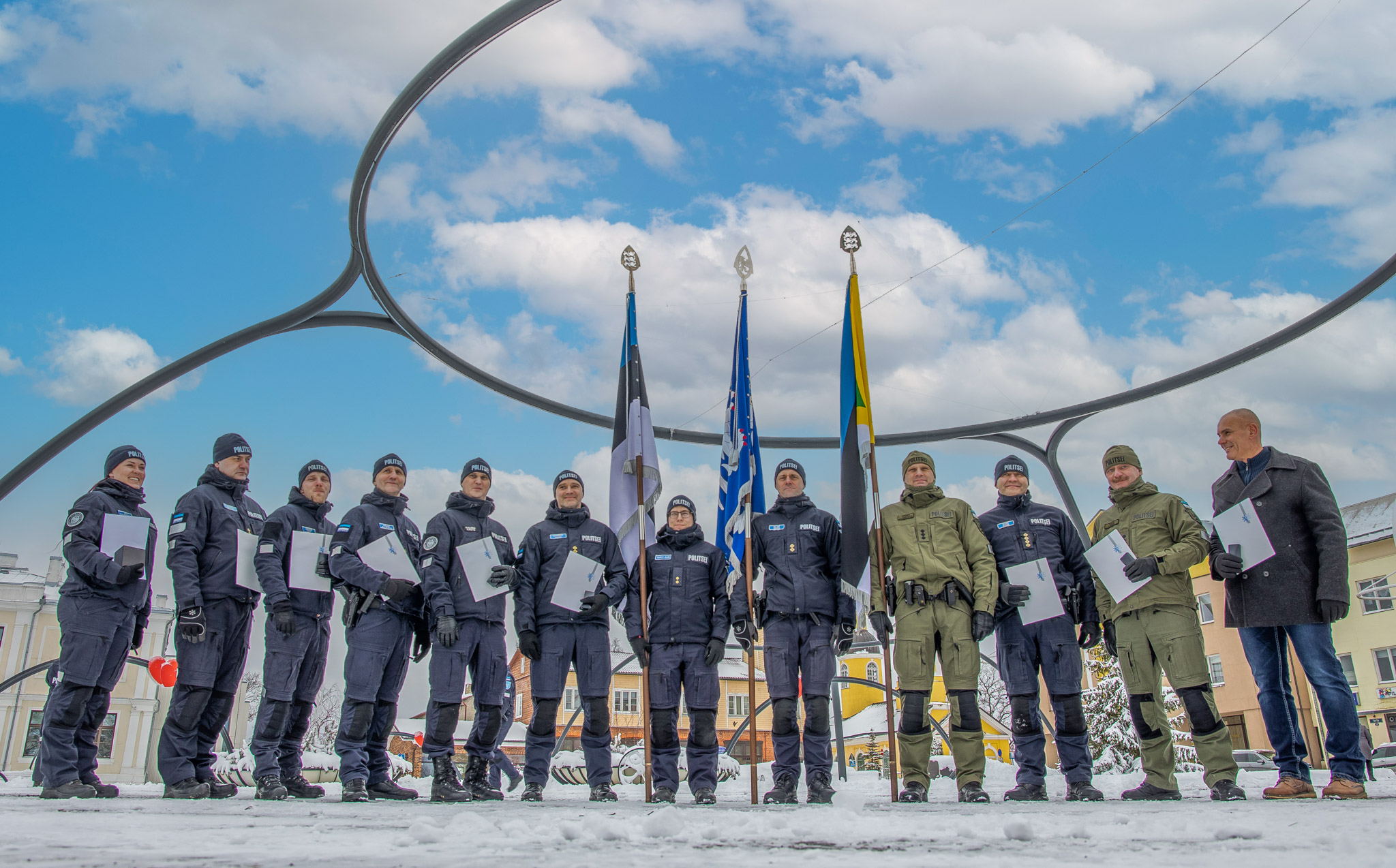 Esmaspäeva pärastlõunal koguneti Võru linna keskväljakule politsei- ja piirivalveameti vabariigi aastapäeva auks korraldatud pidulikule rivistusele,  kus anti politseiametnikele üle erinevad tunnustused. Foto: AIGAR NAGEL