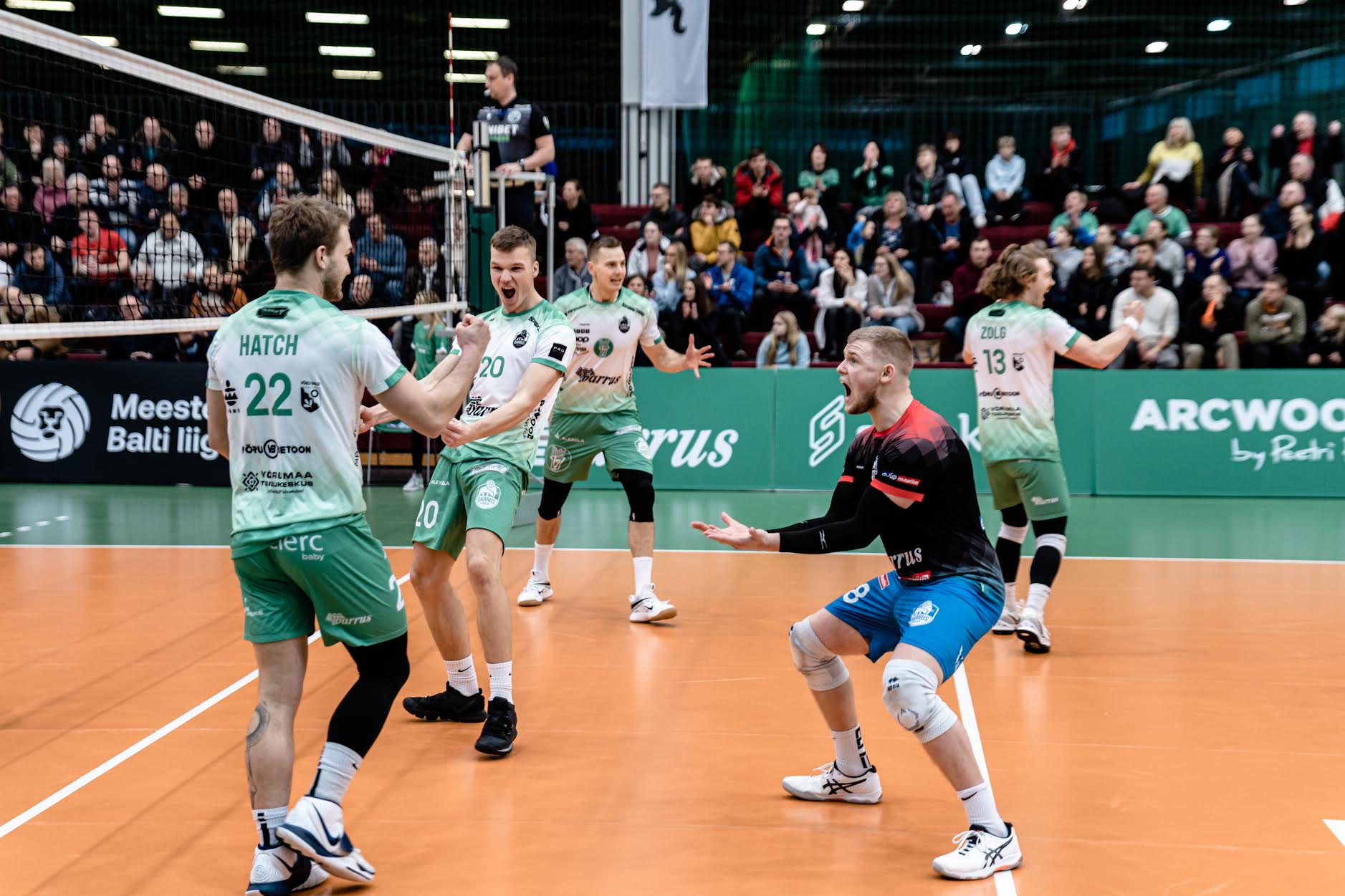 Ehe rõõm! John  Hatch (number 22, vasakult), Mattias  Rahuoja (20), CrisKarlis Lepp (libero, musta särgiga),  Edvarts Buivids (18)  ja Garrett Zolg (13). Foto: BARRUS 