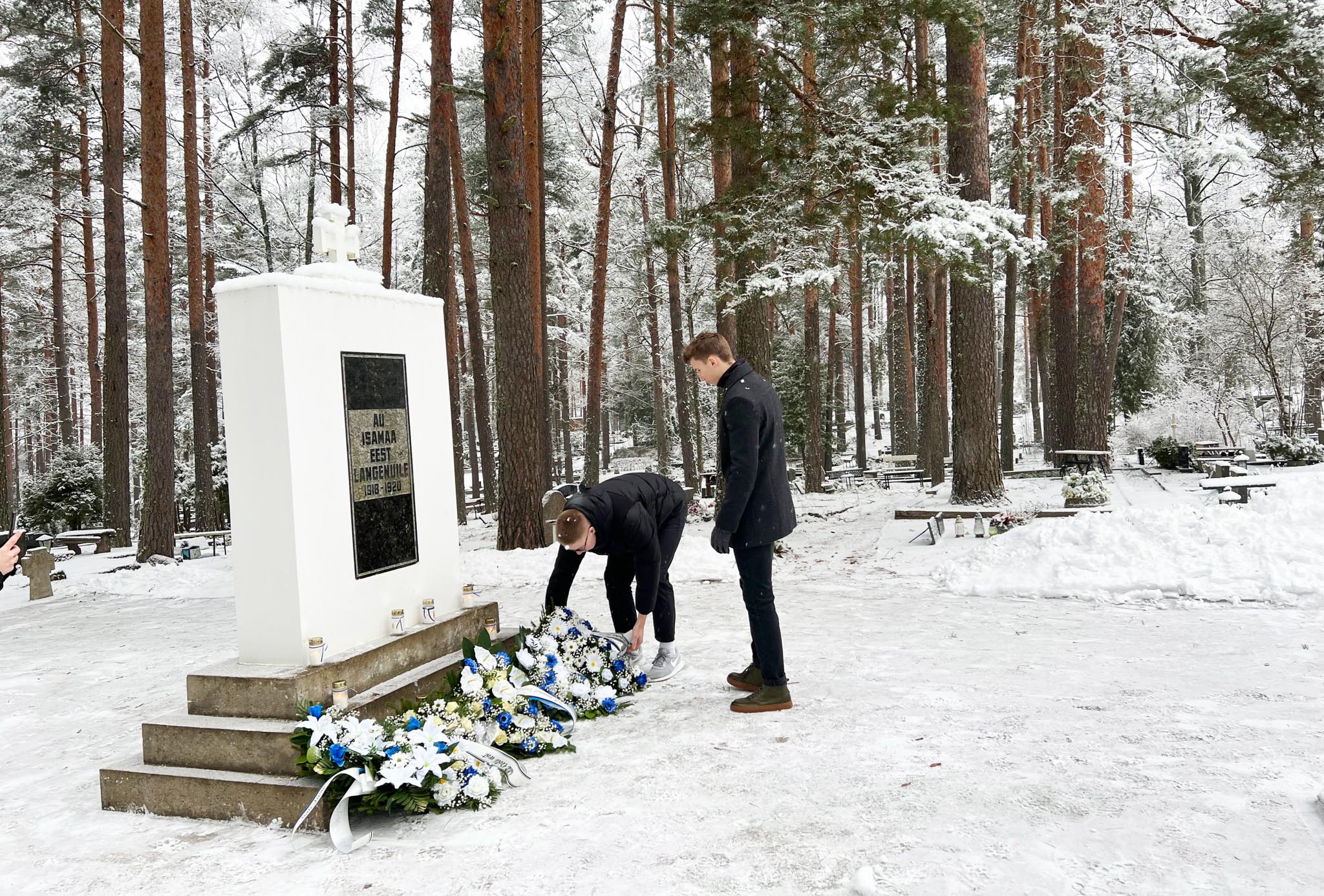 Esimest korda osalesid Tartu rahulepingu sõlmimise aastapäeva mälestusüritusel Võru gümnaasiumi noored: õpilasesinduse president Marko Läll (vasakul) ning õpilasesinduse liige  Henri Vink.  Fotod: VÕRUMAA TEATAJA