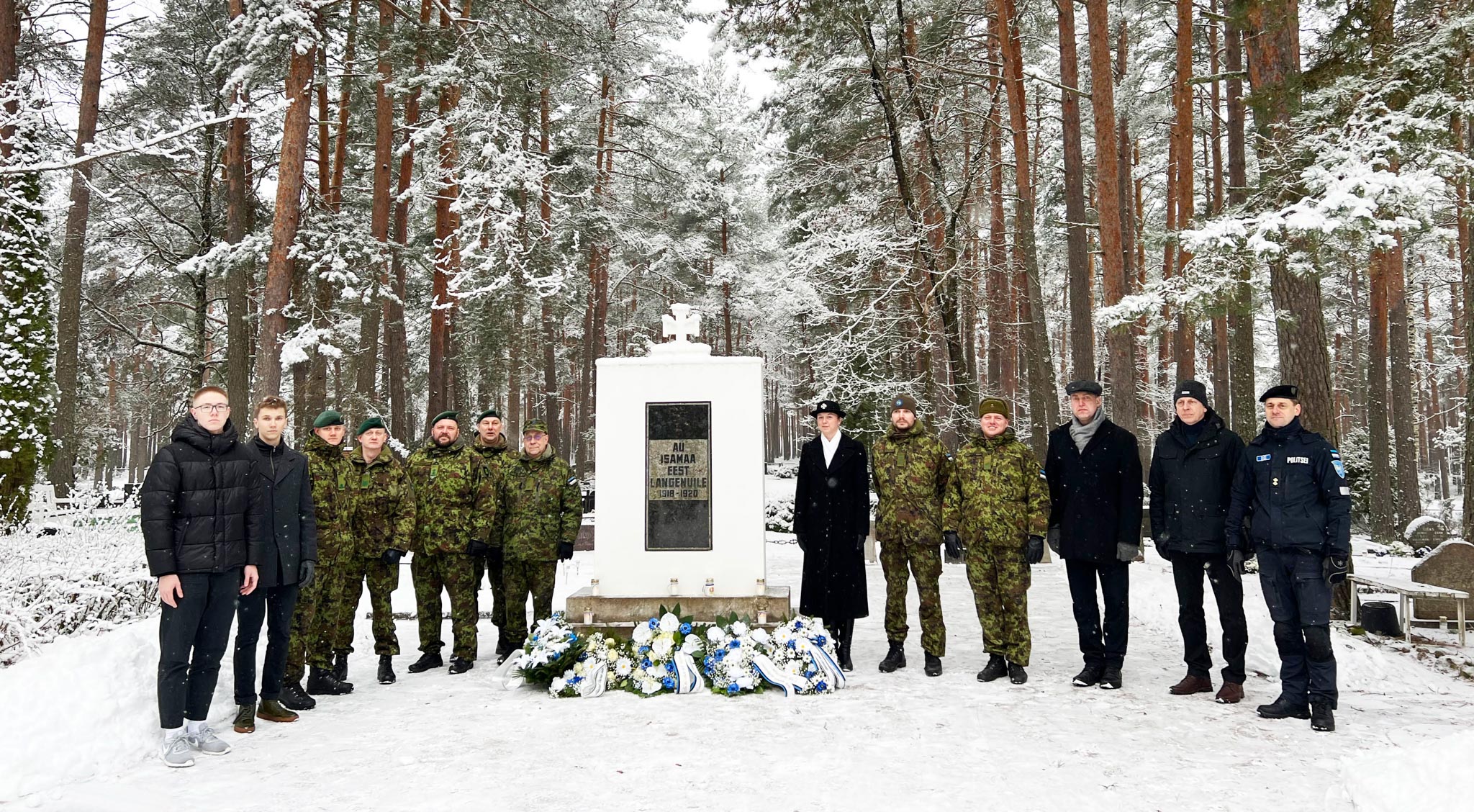 Neljapäevasel mälestusüritusel kogunesid Võru linnakalmistul asuva mälestussamba  juures Võru linnavalitsuse, Kaitseliidu Võrumaa maleva, 2. jalaväebrigaadi tagalapataljoni, politsei- ja piirivalveameti ning esimest korda ka Võru gümnaasiumi esindajad