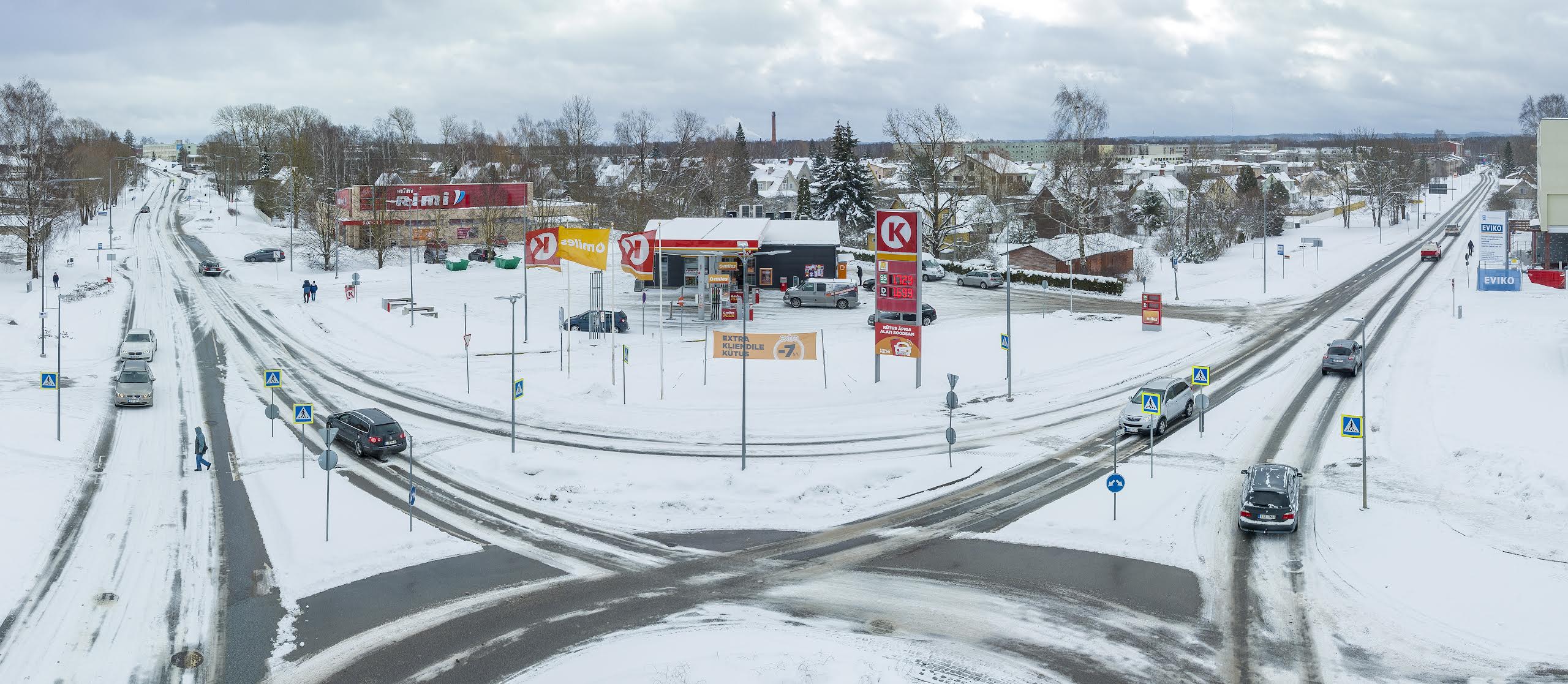 Võru kesklinna Circle K asukoht on väga õnnestunud. Enne tanklat oli sellele kohale kavas rajada kaubanduskeskus. Arhitektid rõhutasid asukoha puhul, et tegu on Võru linna teljega ja koht on nähtav väga kaugelt. Kui Tartu poolt linna sisse sõita, siis paistab Circle K logoga hinnapost  juba väga kaugelt kätte. Jüri tänav on linnas jäänudki domineerima, sest siin on Maksimarket, Rimi, tuleb veel Lidl … ja ka vaba aja keskus.  FOTO: Aigar Nagel