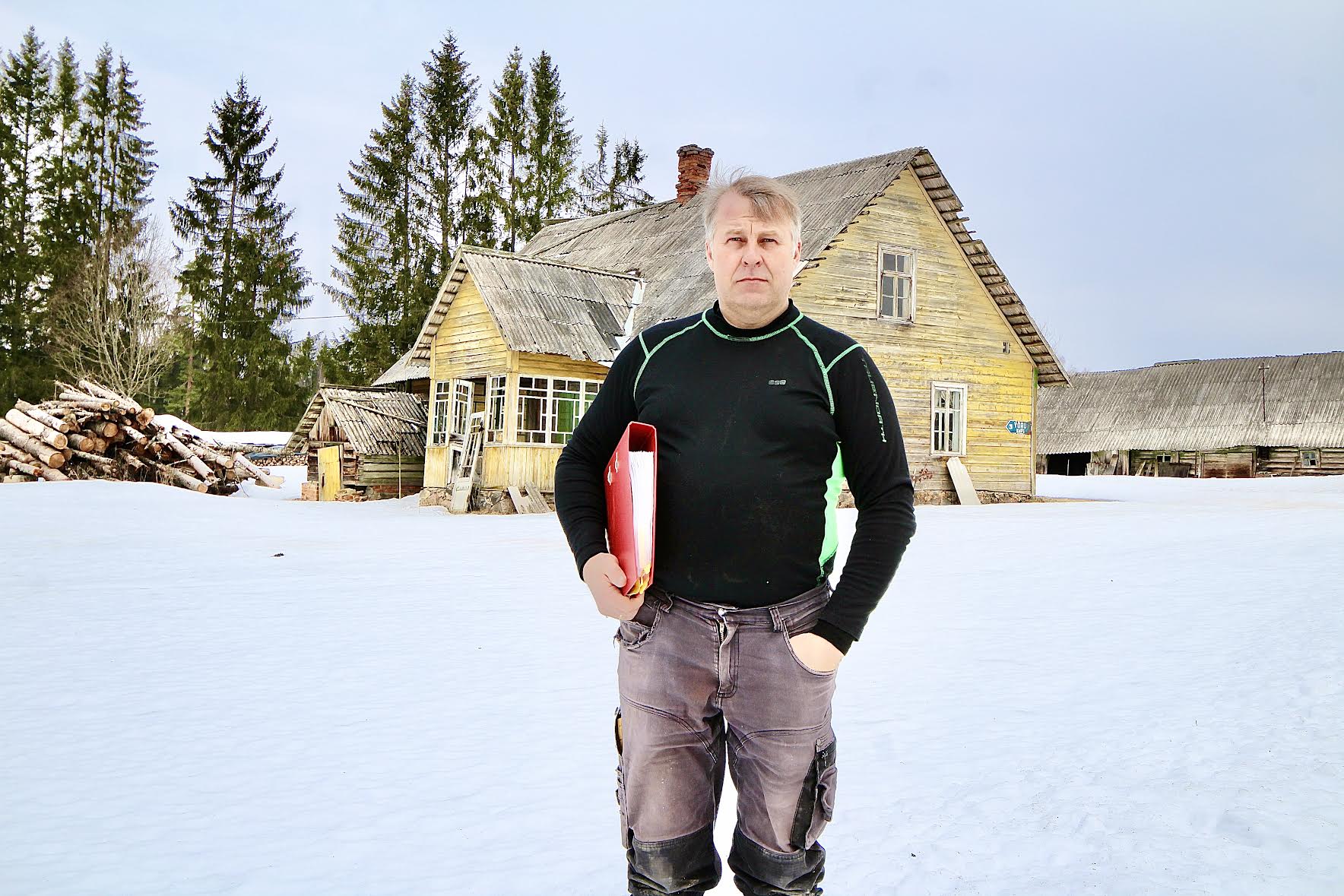 Taluperemees Janno Tiks on ametnikega pabereid vahetanud mitmesaja lehekülje jagu läbi mitme aasta ja lõppu veel ei ole. Taluhooned on samal ajal ajahamba läbi kannatada saanud. FOTO: Kalev Annom