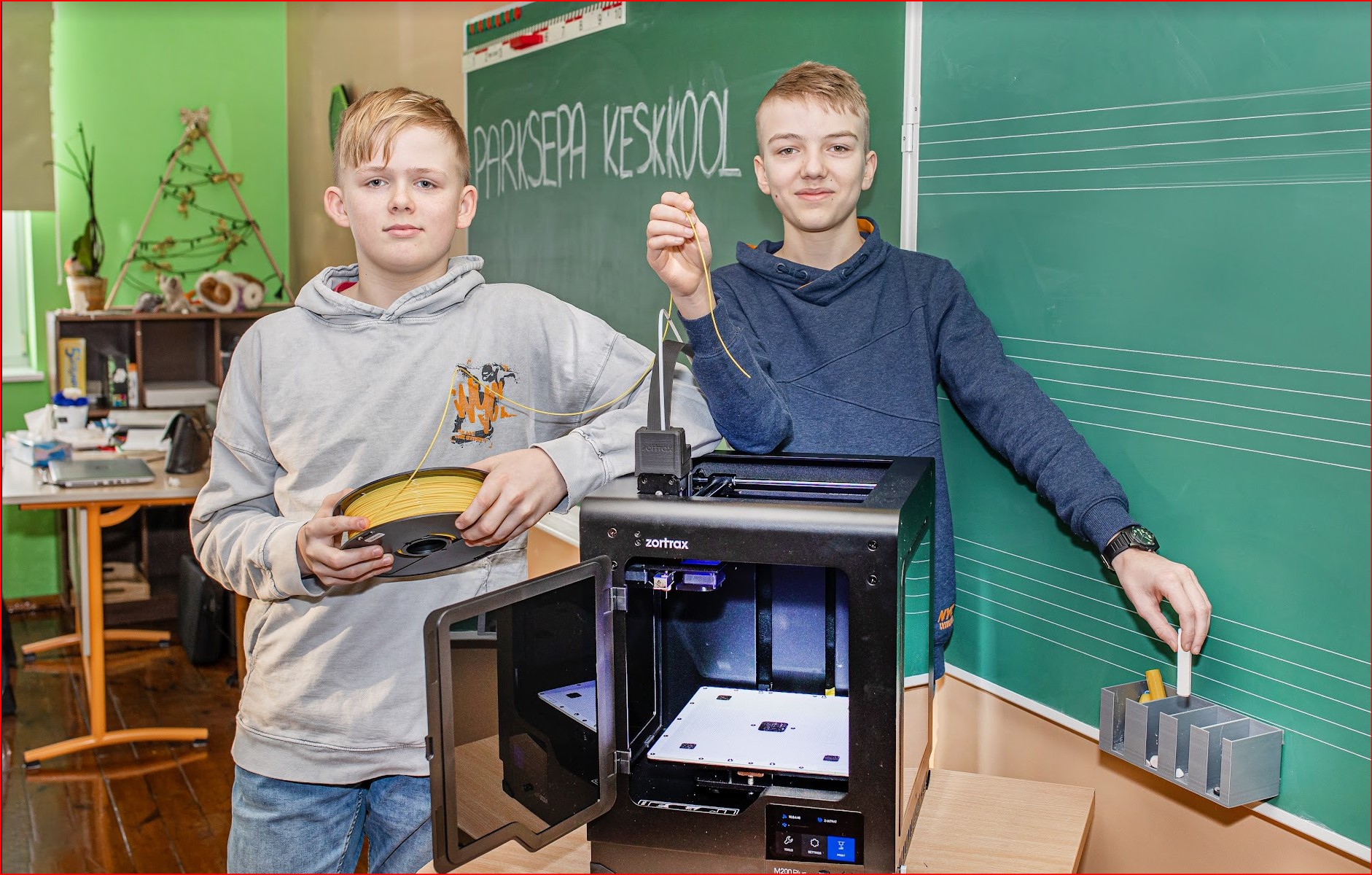 Parksepa keskkooli 6. klassi õpilased Kerdo Murde (paremal) ja Romek Niilo võitsid tihedas konkurentsis kukkumisvaba tahvlihoidiku loomisega rahvusvahelisel võistlusel esikoha. Auhinnaks saadi koolile fotol olev 3D-printer.  FOTO: Aigar Nagel