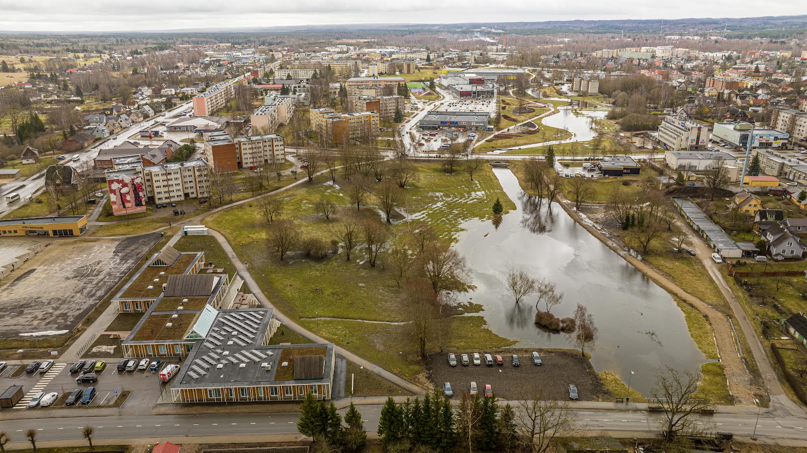 Koreli oja oli eile üks neid kohti Võru linnas, kus võis jälgida tänavuste kevadvete käitumist. Foto: AIGAR NAGEL