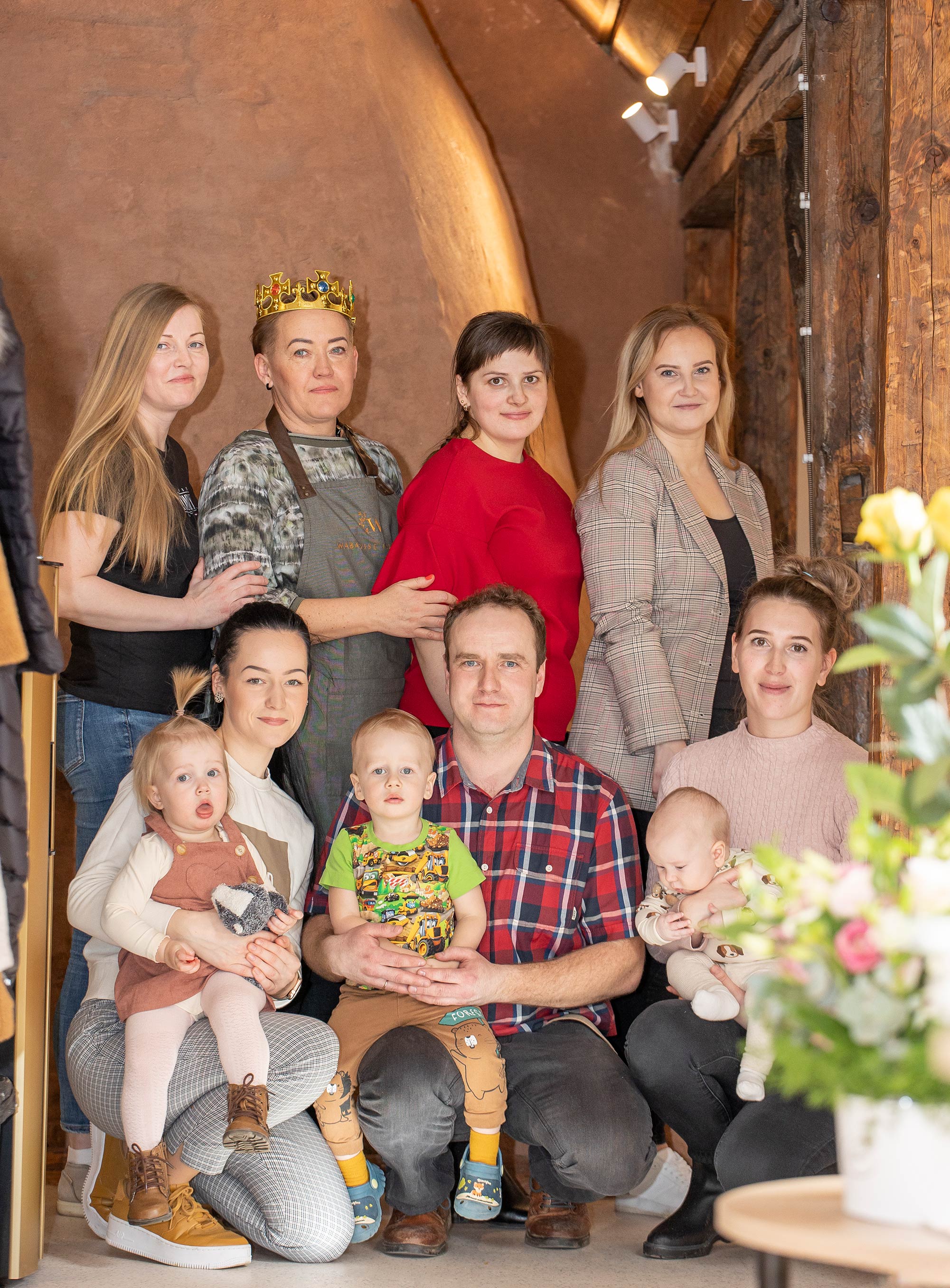 Reede pärastlõunal avati ametlikult Vabaduse 7 asuva hoone teise korruse  Wabaduse ilusalongi värskenduskuuri saanud ruumid. Fotol ülevalt vasakult sisekujundaja Kristi Tammekand, salongi juhataja Kerttu Heljula, Elita  Põder, juuksur Karen Kottise ning alt vasakult juuksur Sandra Rüütli, maja  omanik Allan Põder, juuksur Stiina Harak. Süles uus põlvkond.  FOTOD: Aigar Nagel