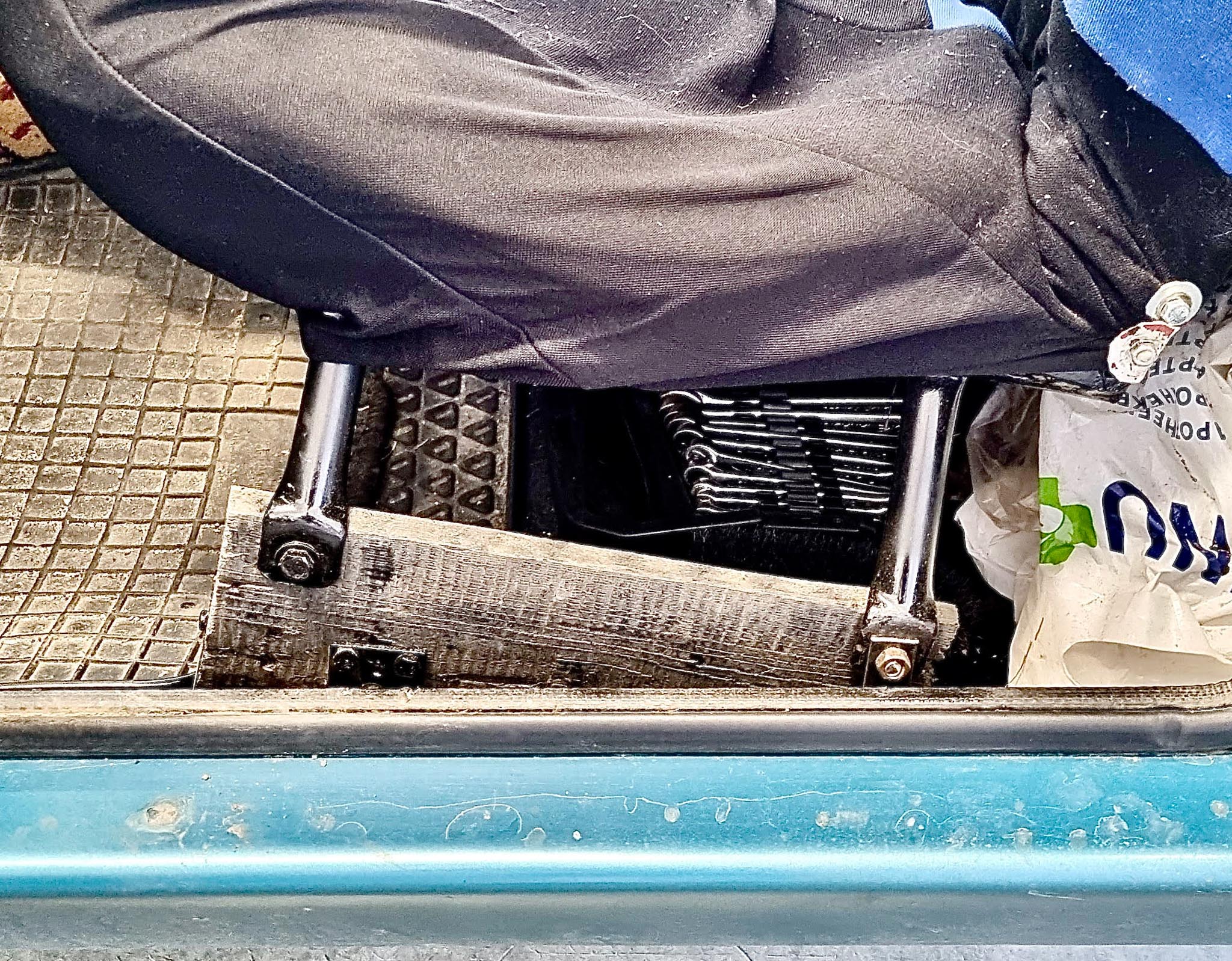 Mopeedauto juhiiste on paigutatud puust toele.
