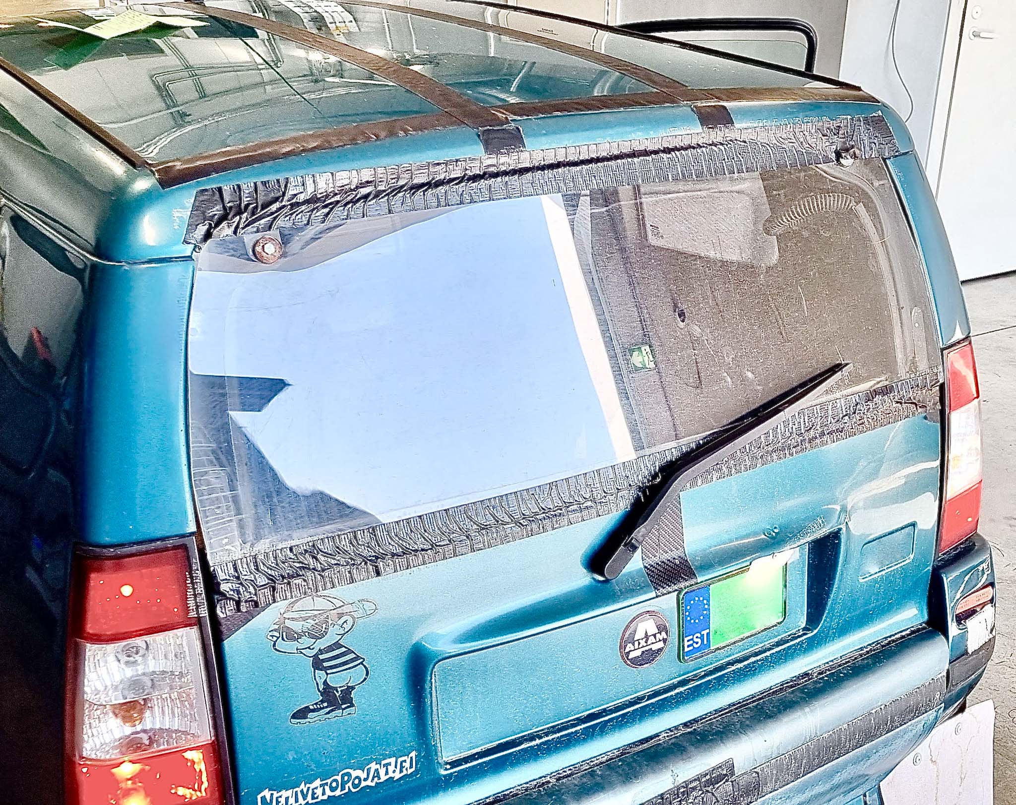 Auto tagaklaas on kinnitatud teibiga.