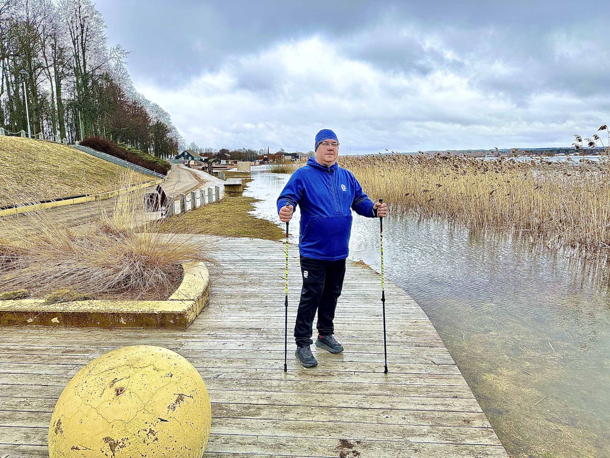 Rainer Sosi Tamula rannas Karja tänava otsas. Veetase on kõrge ja Rainer Sosi on kursis, et vanasti käis vesi vastu pargi perve. Olgu öeldud, et Ruhnust on Võrru 320 km. FOTO: Kalev Annom