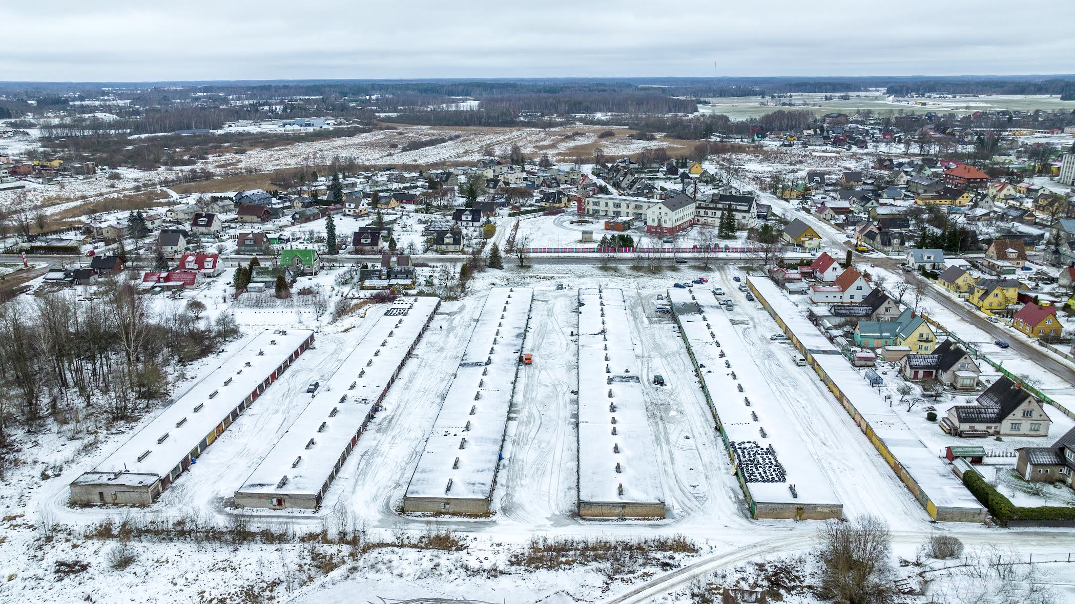 Roosi tänava garaažid paistavad ülaltvaates nagu pikad kasvuhooned. Pildil jääb paremale Roosi tänav. Kõige rohkem käest ära lastud garaaže on pildil vasakule jäävate garaažide seas. Foto: AIGAR NAGEL