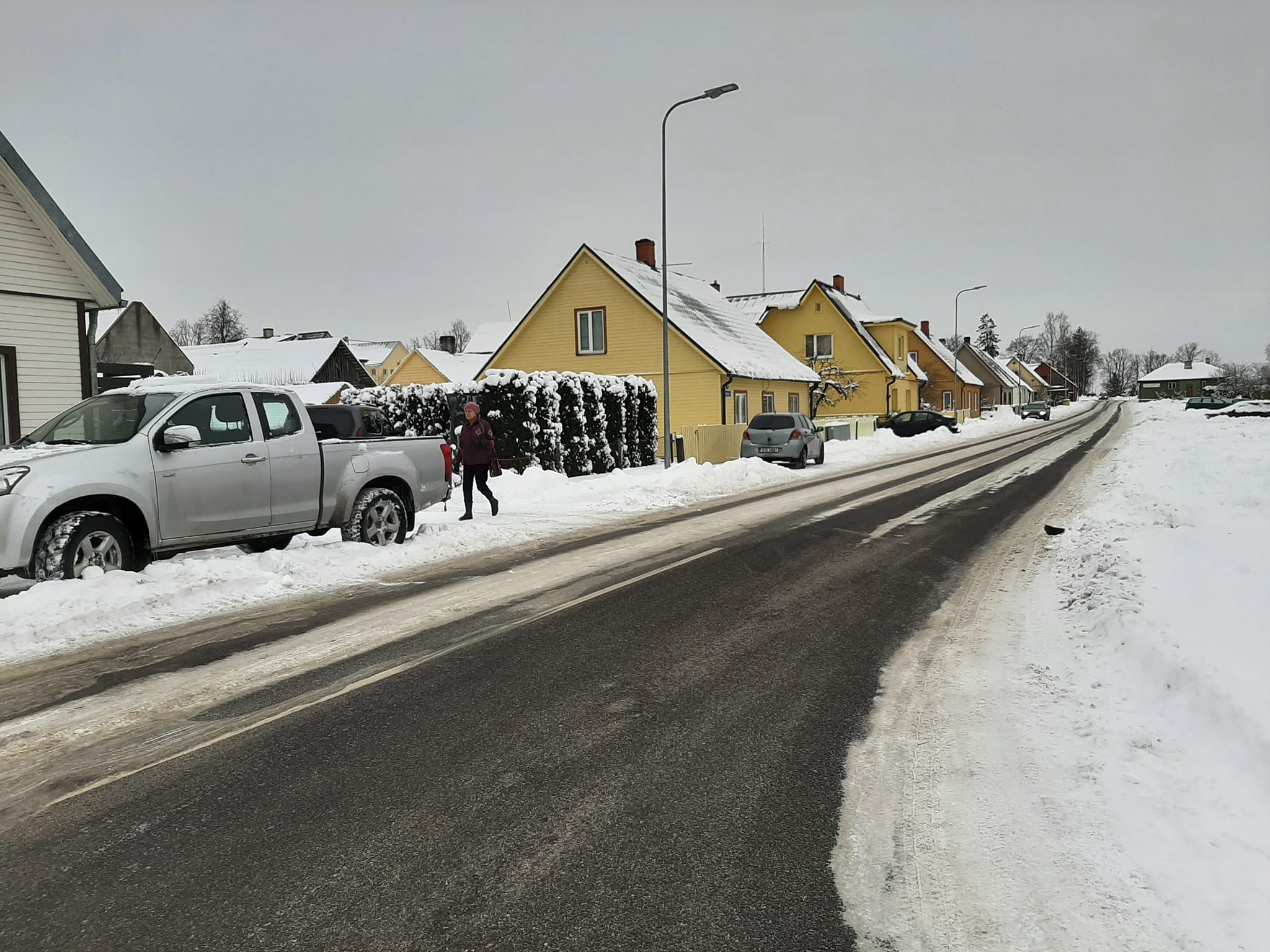 23. veebruari Võrukate Facebooki postitusest ilmneb, et Roosi tänava kõnniteel parkivad sõidukid valmistavad elanikele suurt meelehärmi. Foto: ERAKOGU