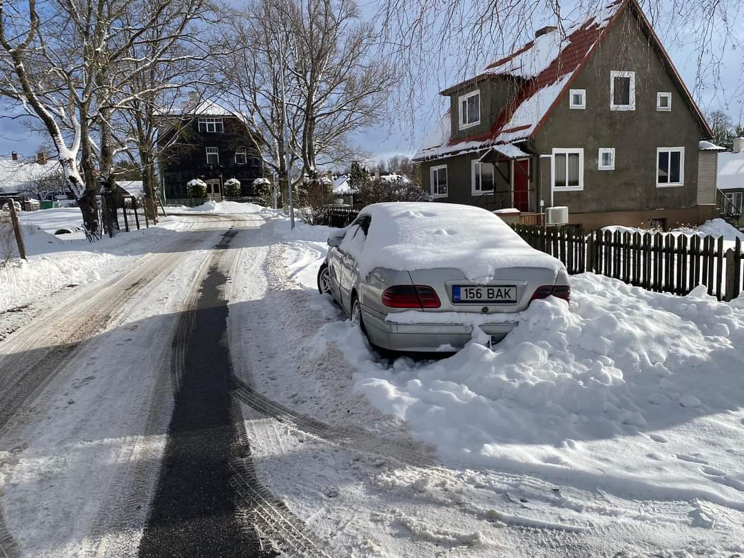 Nädala alguses ilmus Võrukad! 22,0 tuh liiget gruppi postitus kohalikku  häirivast pikalt seisnud sõidukist.  Foto: ERAKOGU