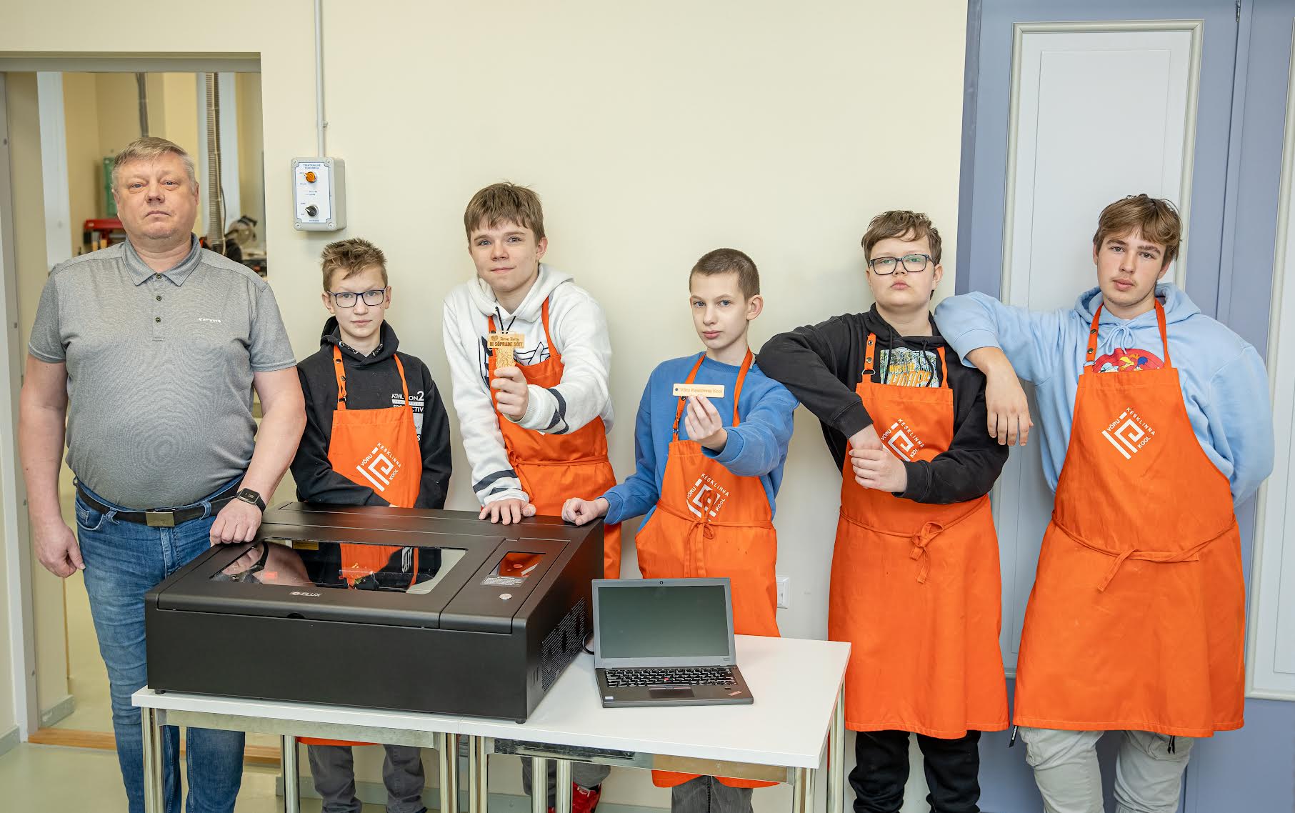 Kesklinna kooli tehnoloogiaklassi toodi 16. märtsil kaks nüüdisaegset arvuti teel juhitavat seadet. Tehnoloogiaõpetaja Kalle Kalkun (vasakult) ning õpilased Joel Telk, Karl Markus Lea, Sander Lepp, Oliver Lang ja Richard Vavilov kolmapäevases tehnoloogiatunnis FOTOD: Aigar Nagel