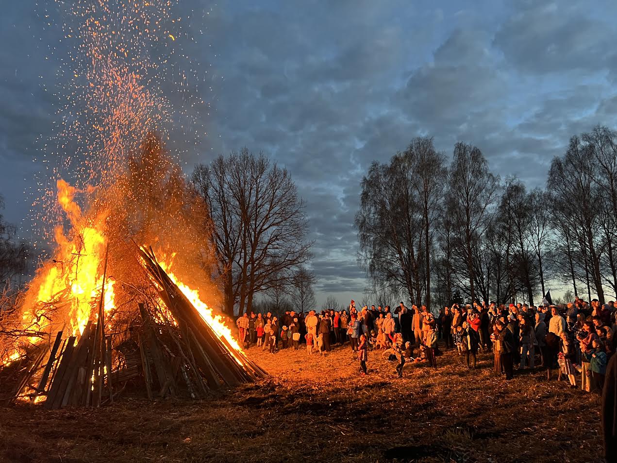 Laupäeva õhtul kella 21 paiku liikus jüriöö märgutuli keskväljakult Roosisaarele, kus süüdati võimas jürituli. Foto: VÕRUMAA TEATAJA