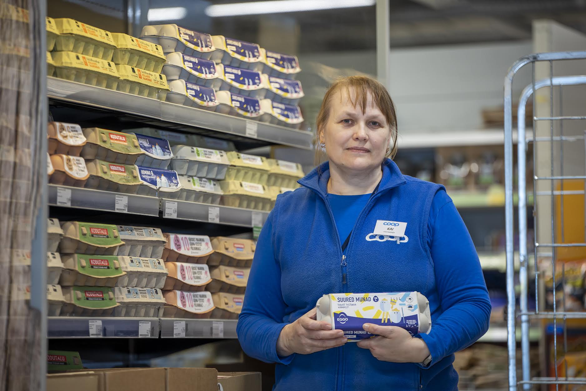 Kanamunade müük suureneb Võru Maksimarketis pühadeperioodil ligi kaks korda. Varud on korralikud ning pühadeaegset munadest ilmajäämist pelgama ei pea. Fotol vanemmüüja Kai Karro Võru Maksimarketis asuva kanamunade väljapaneku juures. Foto: AIGAR NAGEL Kanamunade müük suureneb Võru Maksimarketis pühadeperioodil ligi kaks korda. Varud on korralikud ning pühadeaegset munadest ilmajäämist pelgama ei pea. Fotol vanemmüüja Kai Karro Võru Maksimarketis asuva kanamunade väljapaneku juures. Foto: AIGAR NAGEL